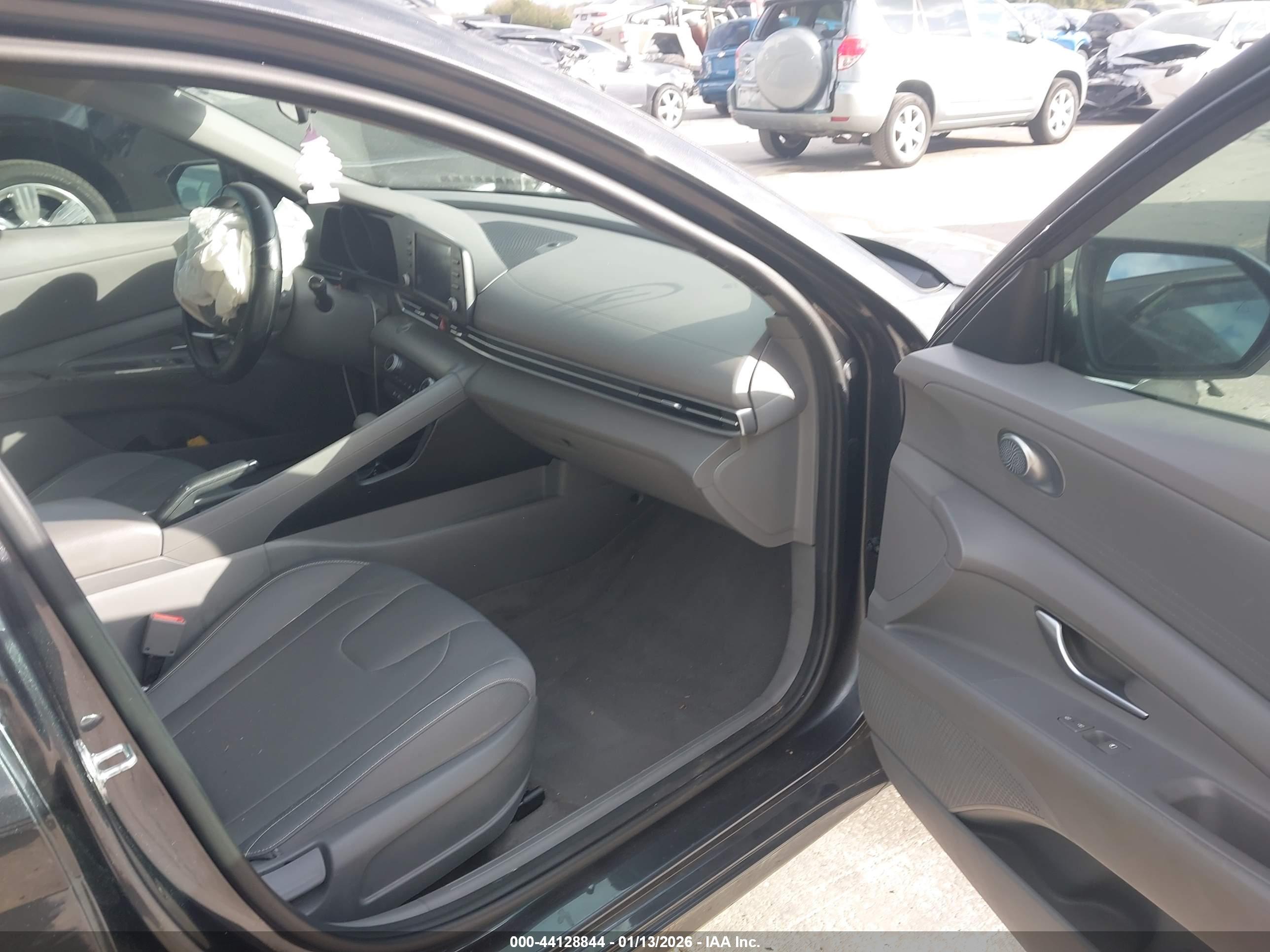 HYUNDAI ELANTRA image 5