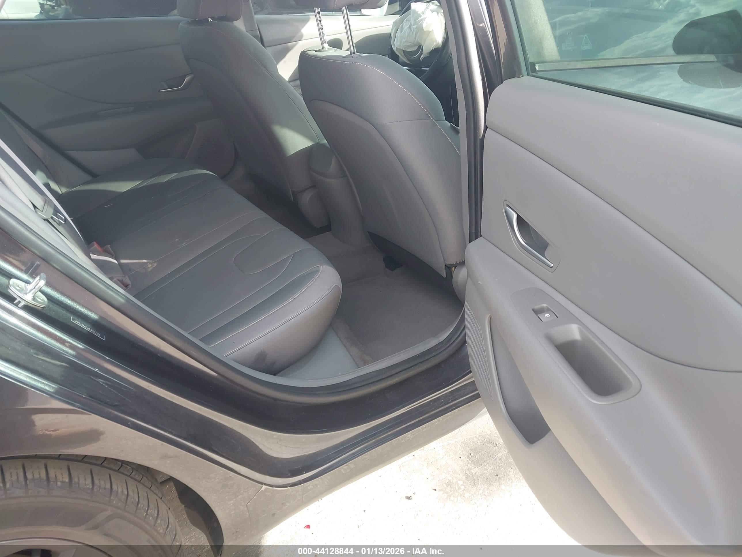 HYUNDAI ELANTRA image 8