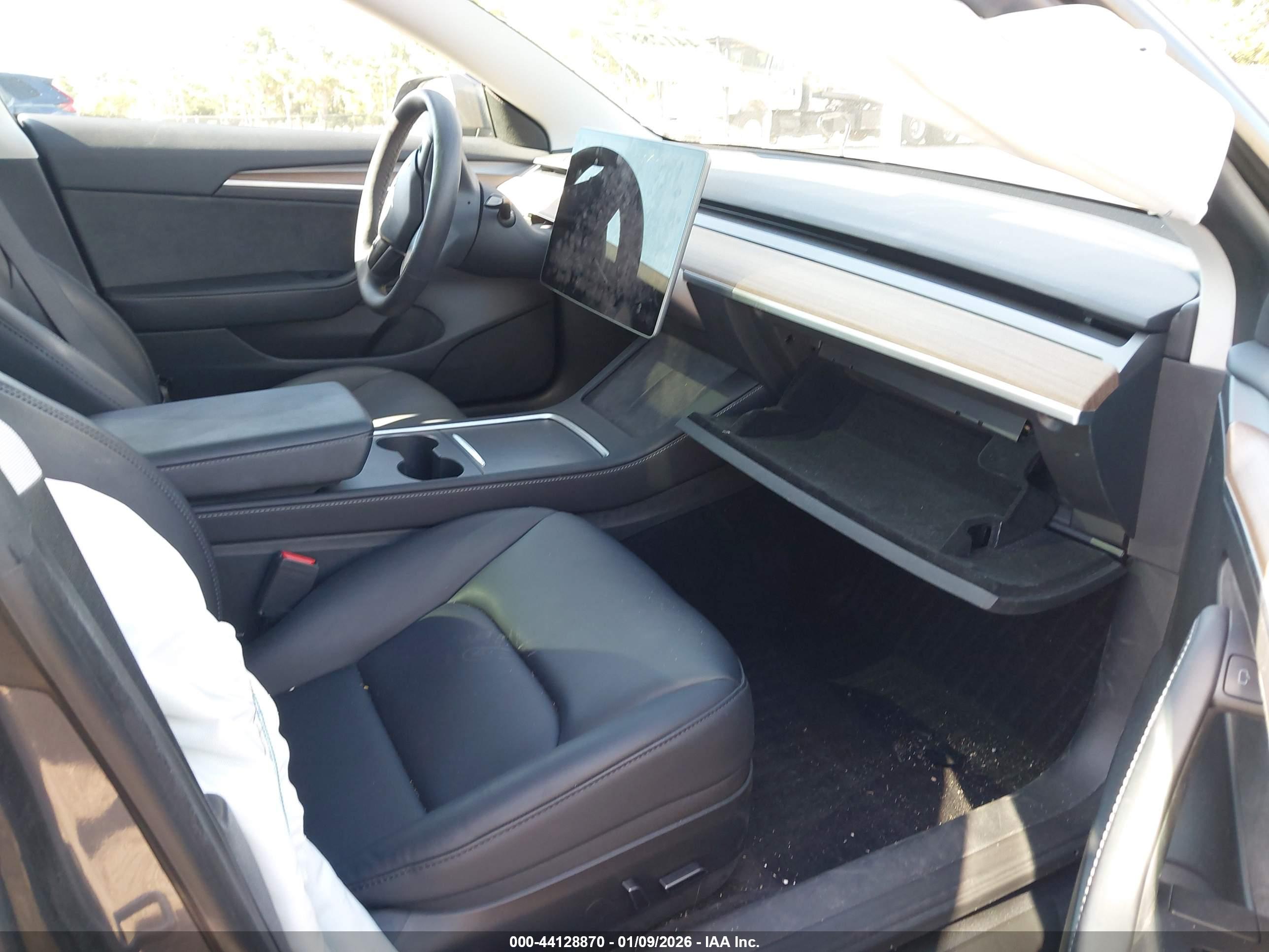 TESLA MODEL image 5