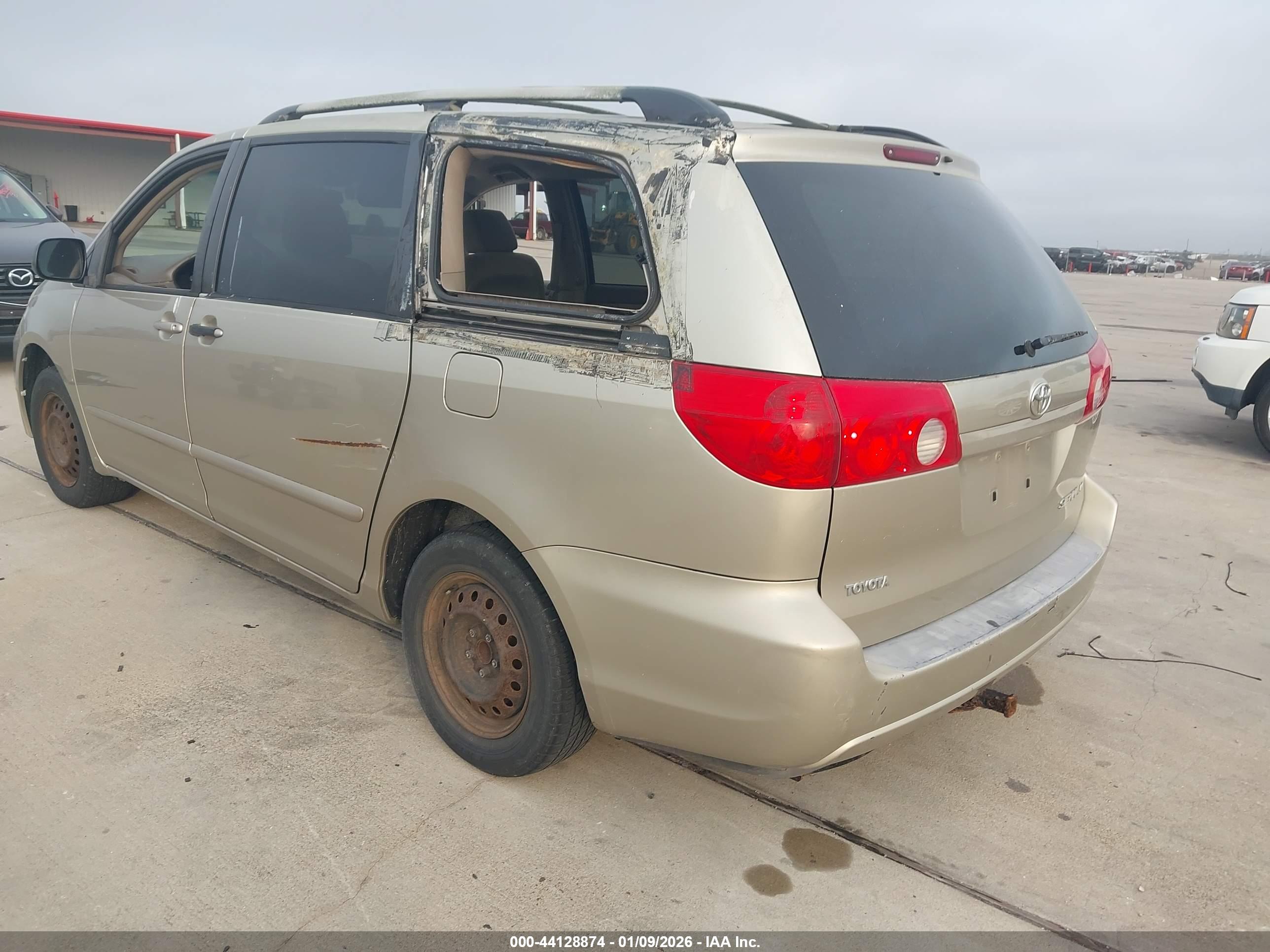 TOYOTA SIENNA image 3