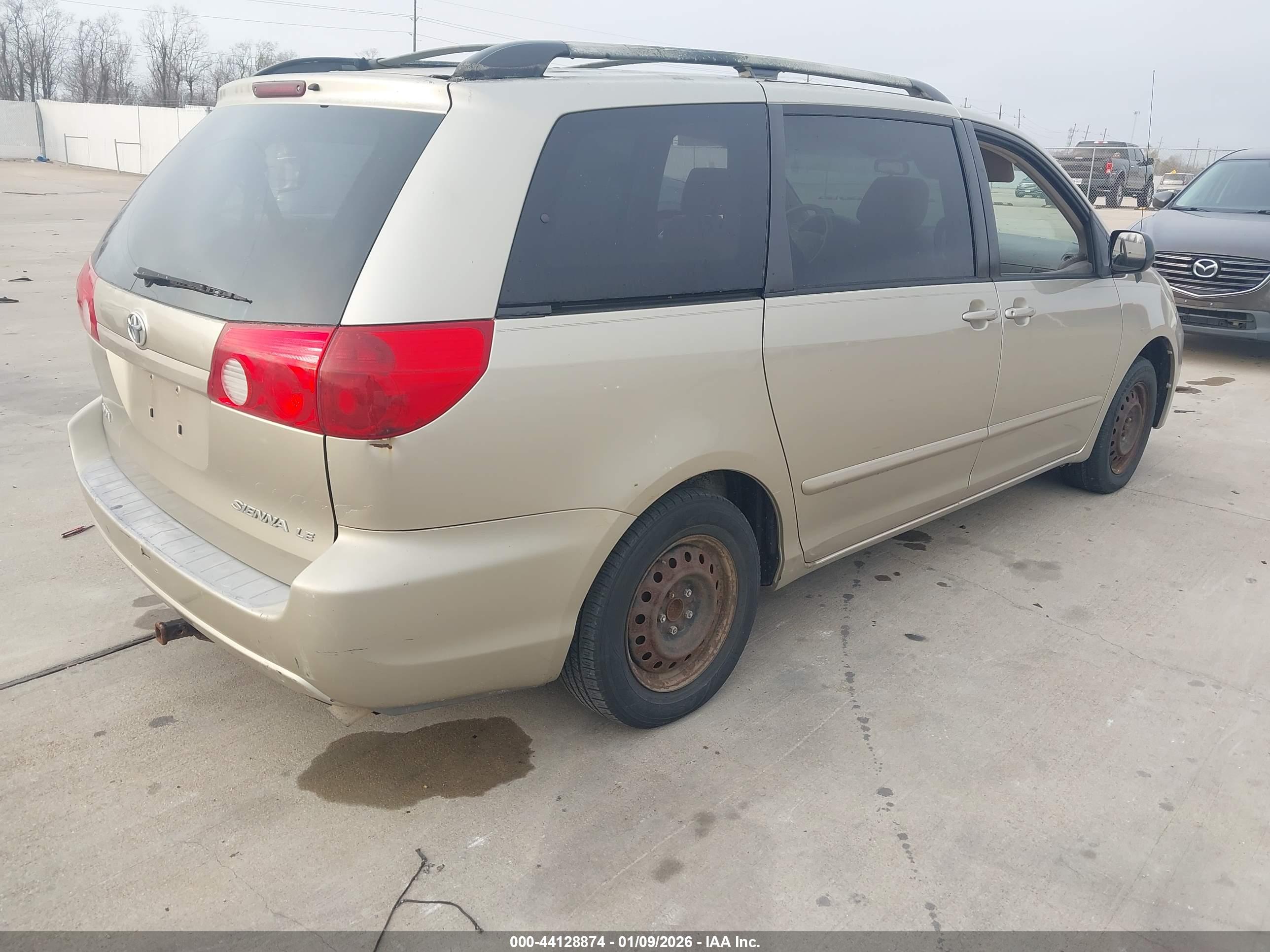 TOYOTA SIENNA image 4