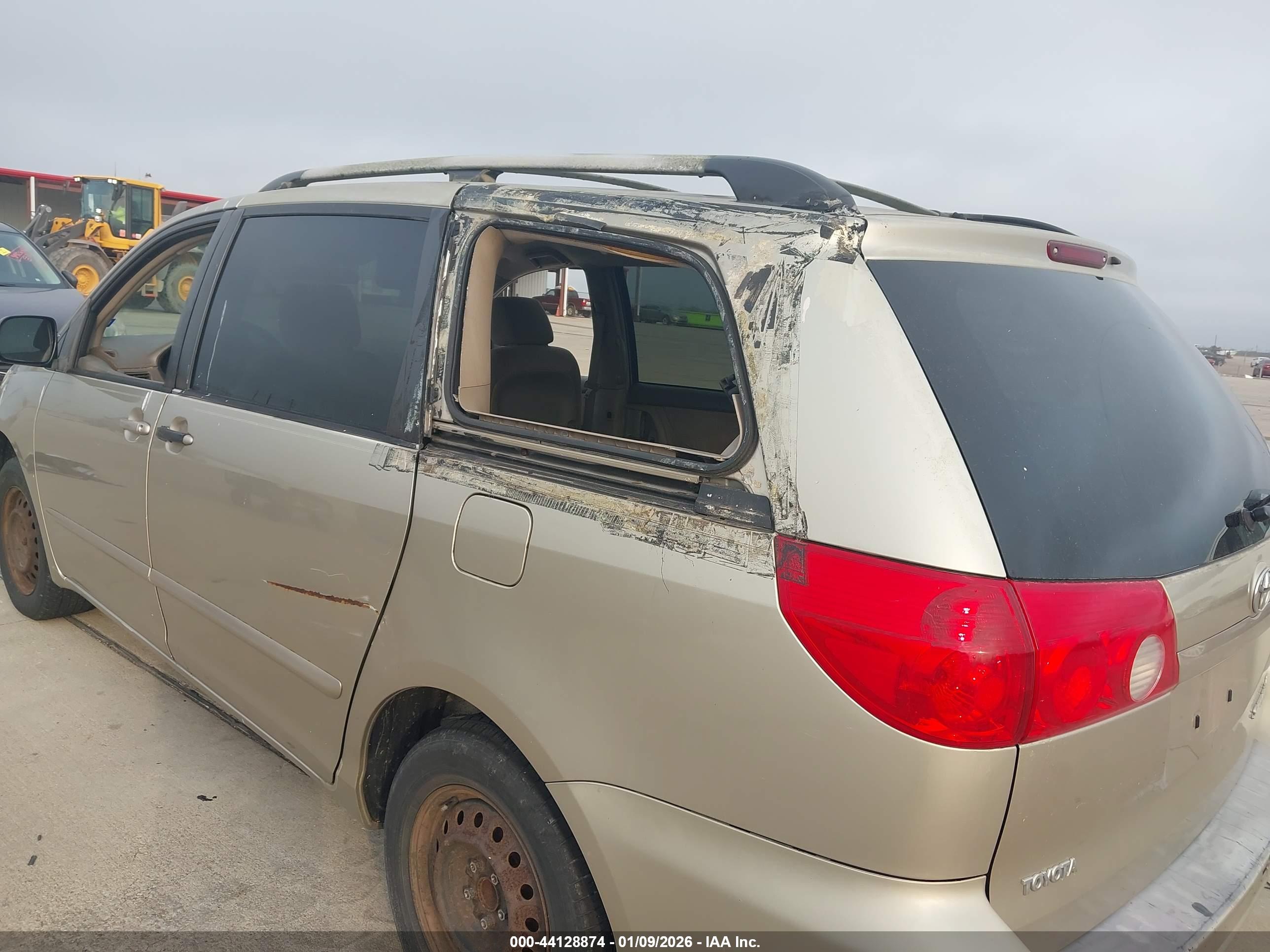 TOYOTA SIENNA image 6