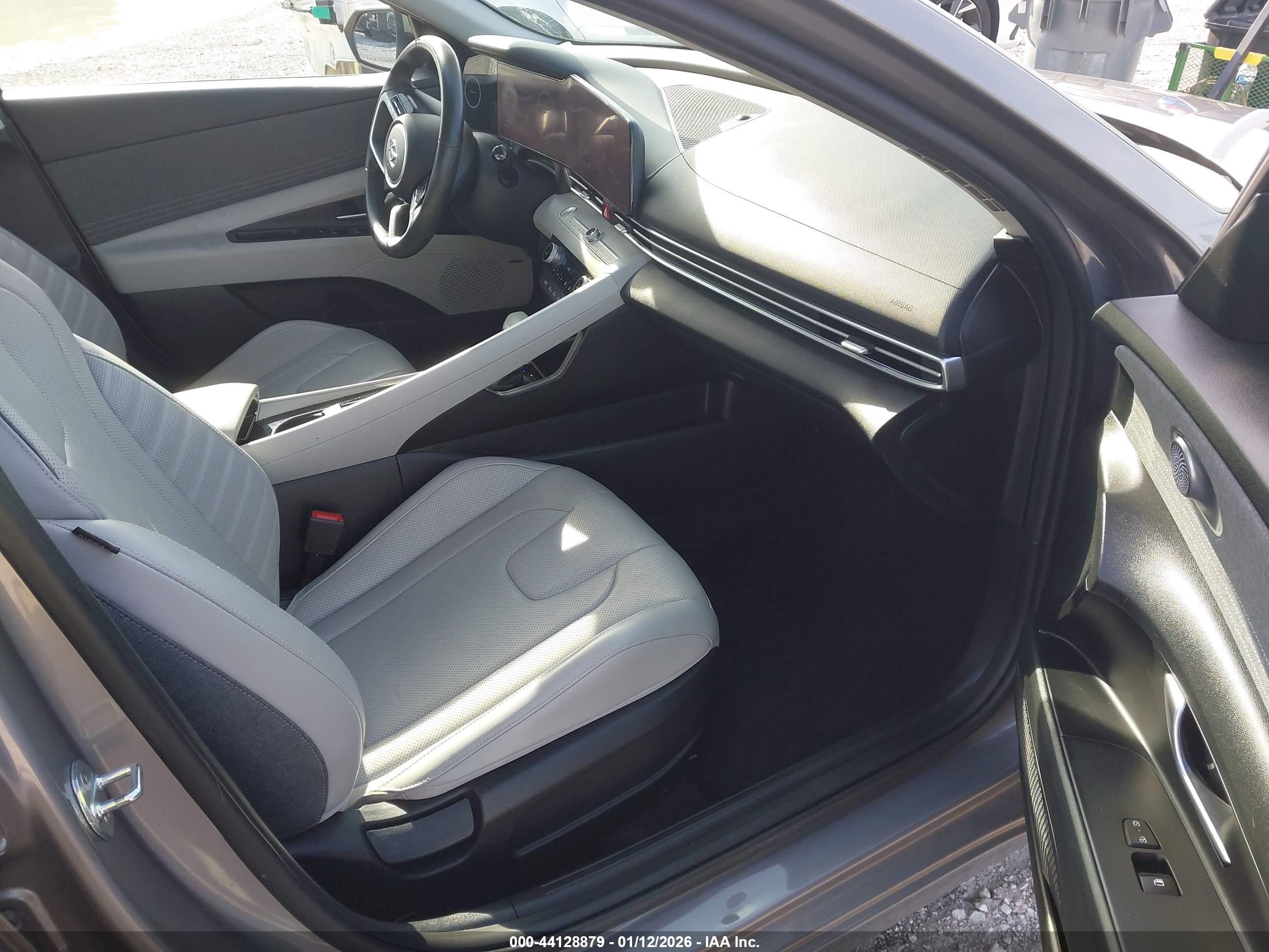 HYUNDAI ELANTRA image 5