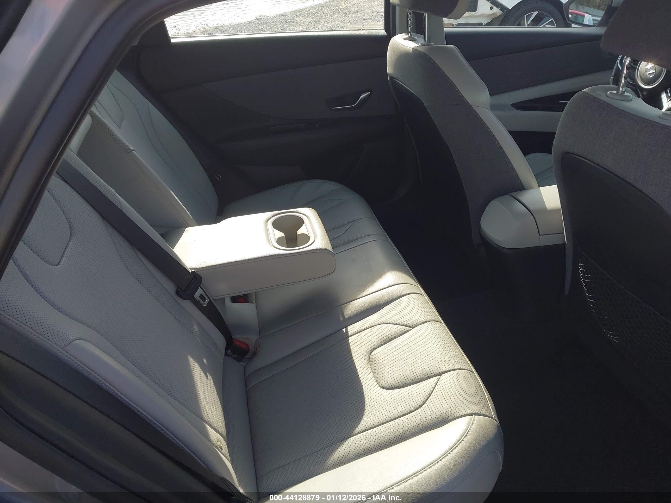HYUNDAI ELANTRA image 8