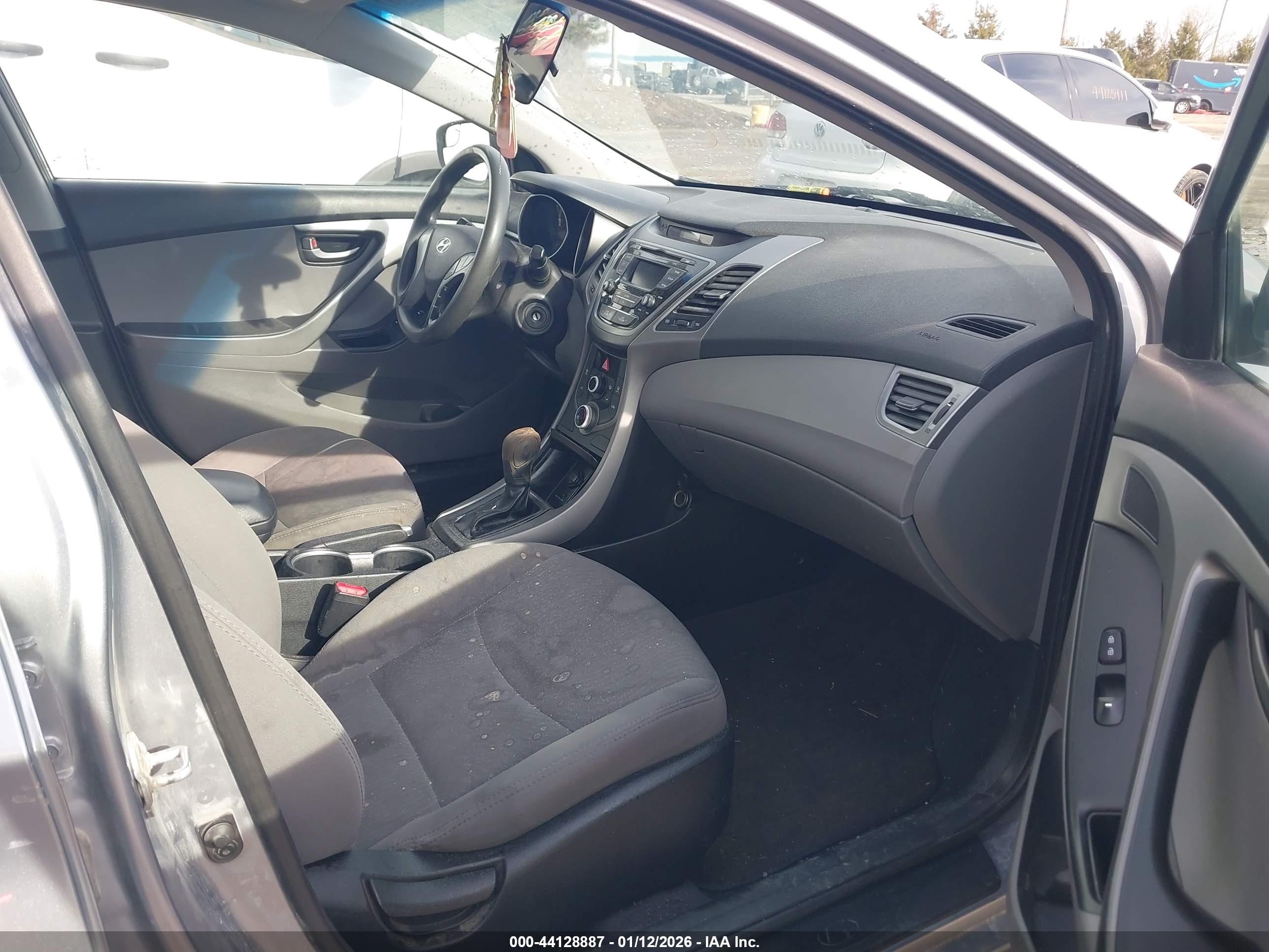 HYUNDAI ELANTRA image 5