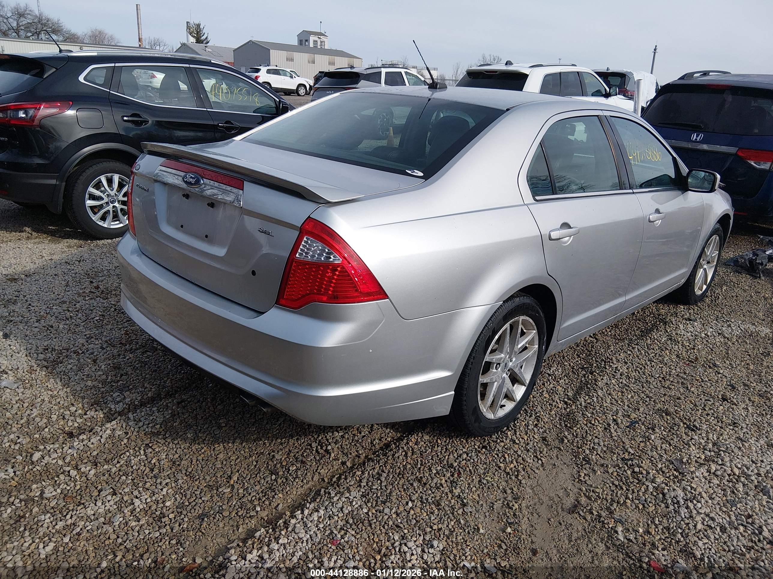 FORD FUSION image 4