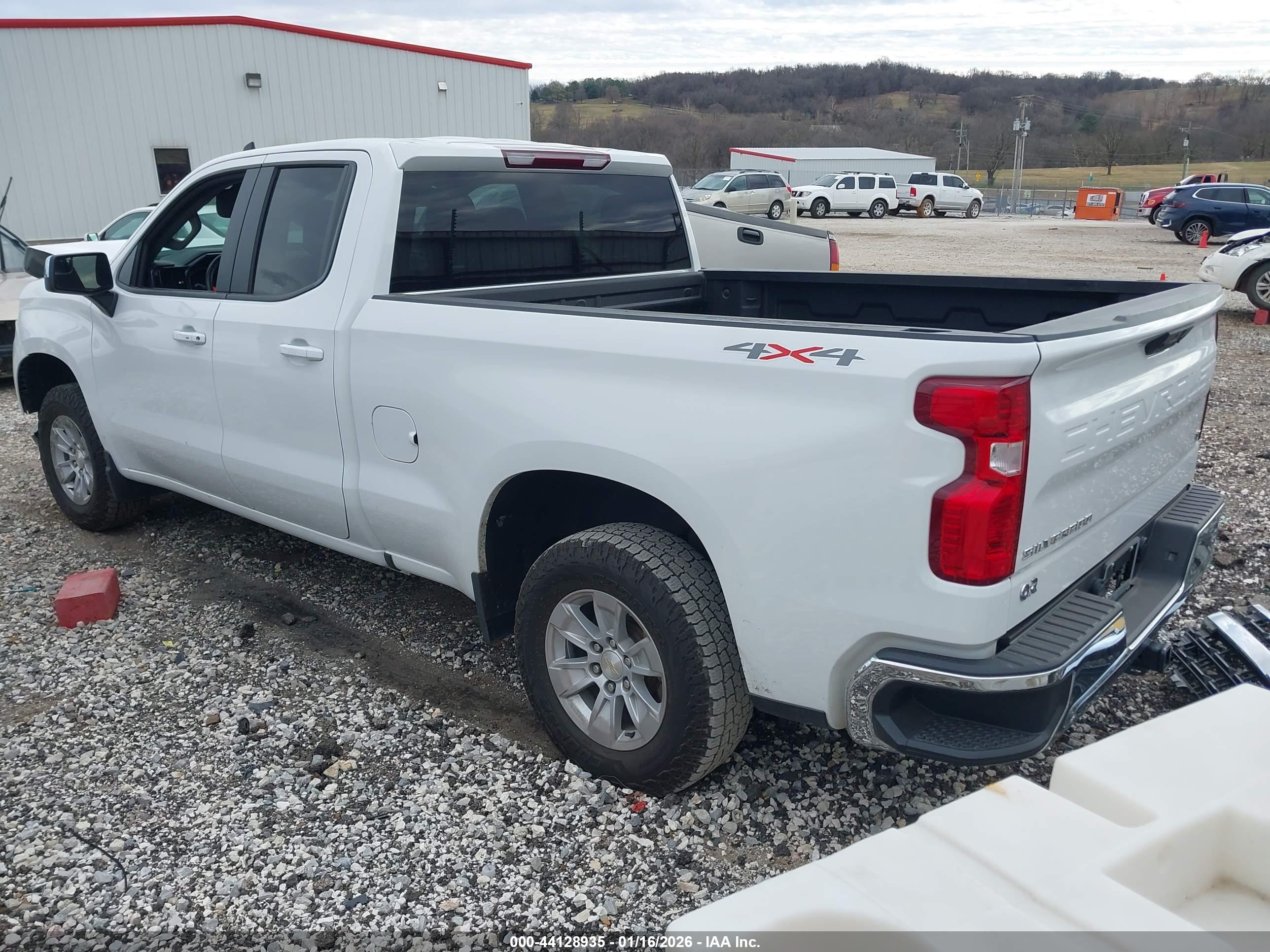 CHEVROLET SILVERADO image 3