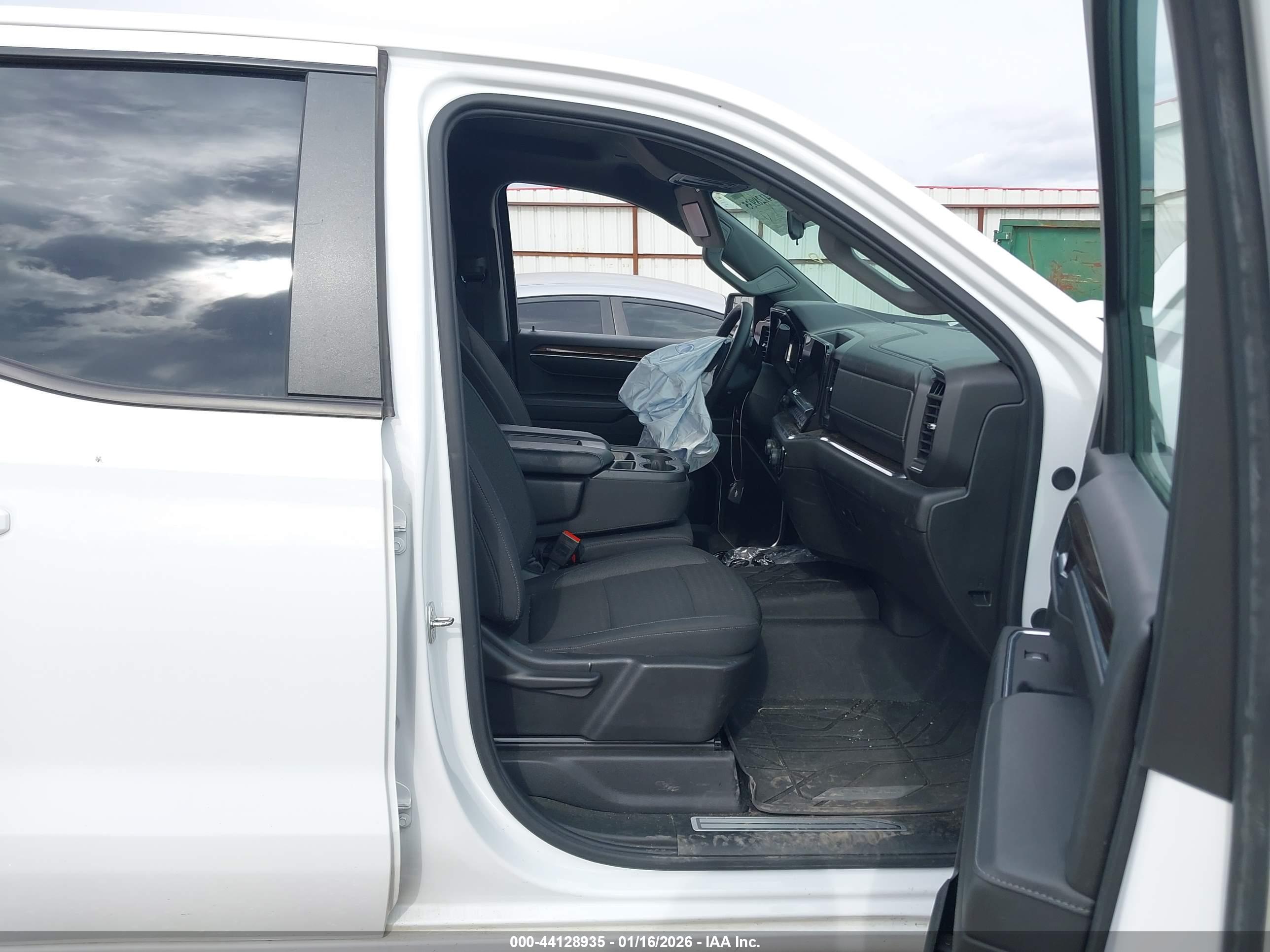 CHEVROLET SILVERADO image 5
