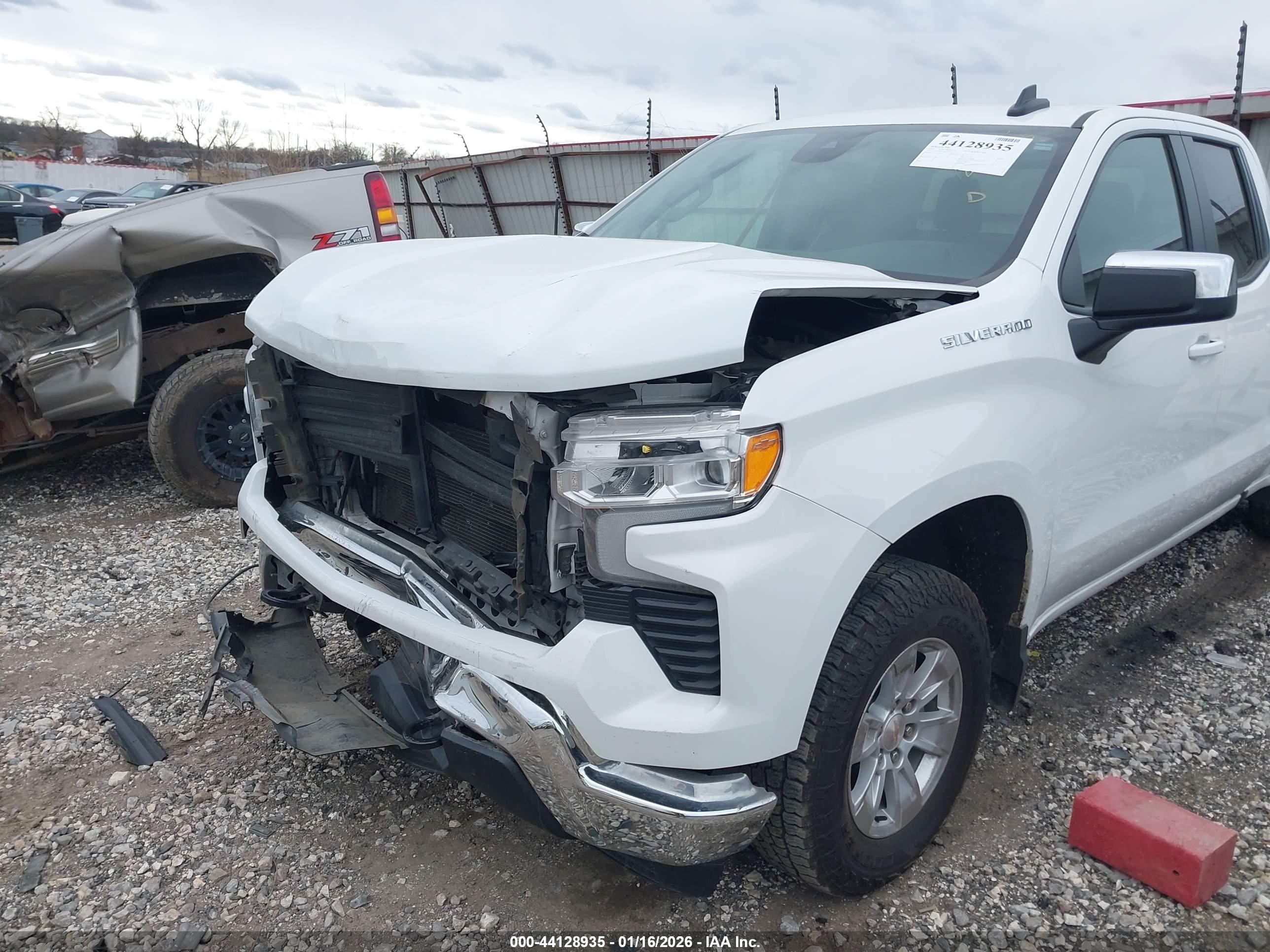 CHEVROLET SILVERADO image 6
