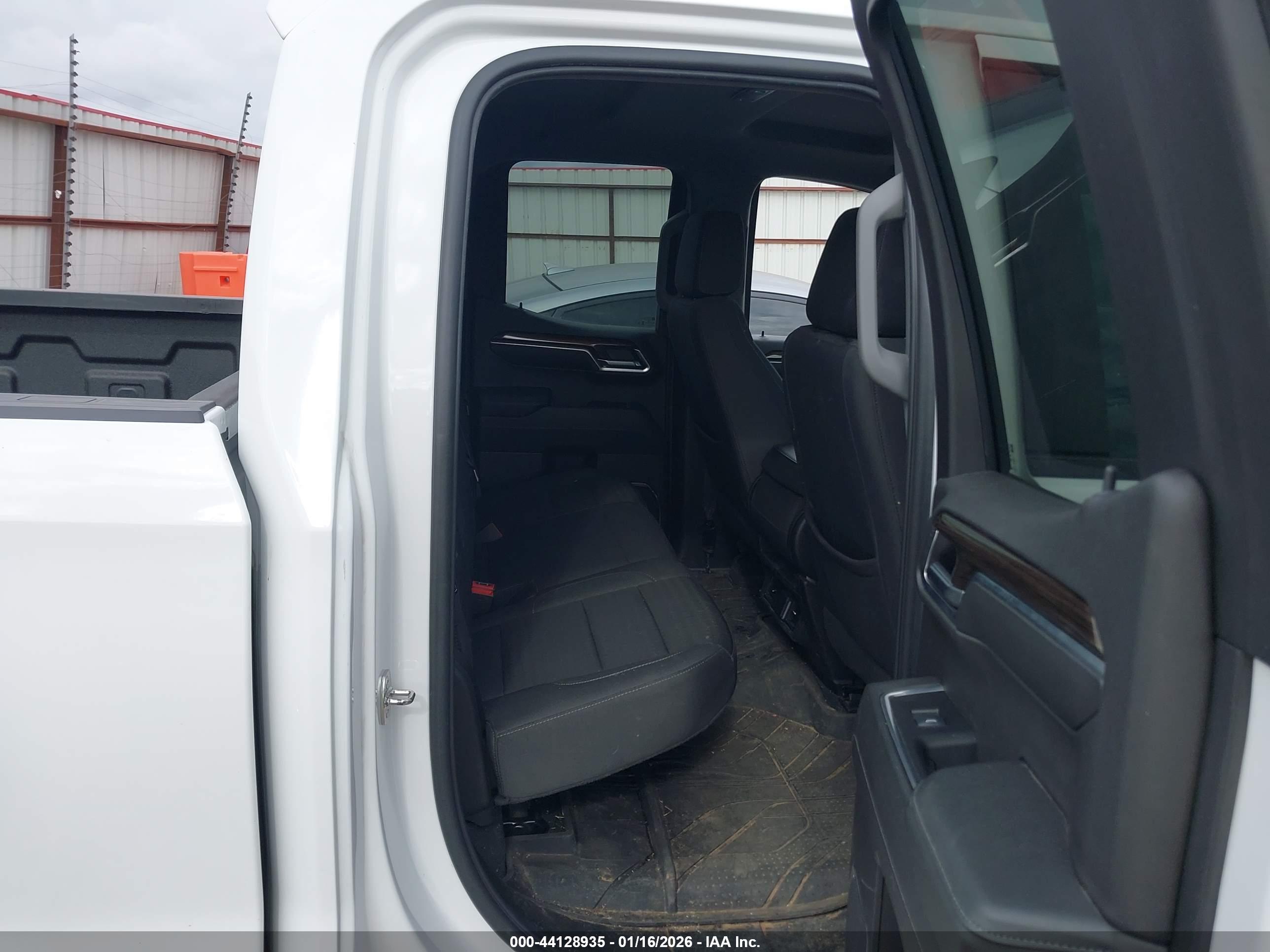 CHEVROLET SILVERADO image 8