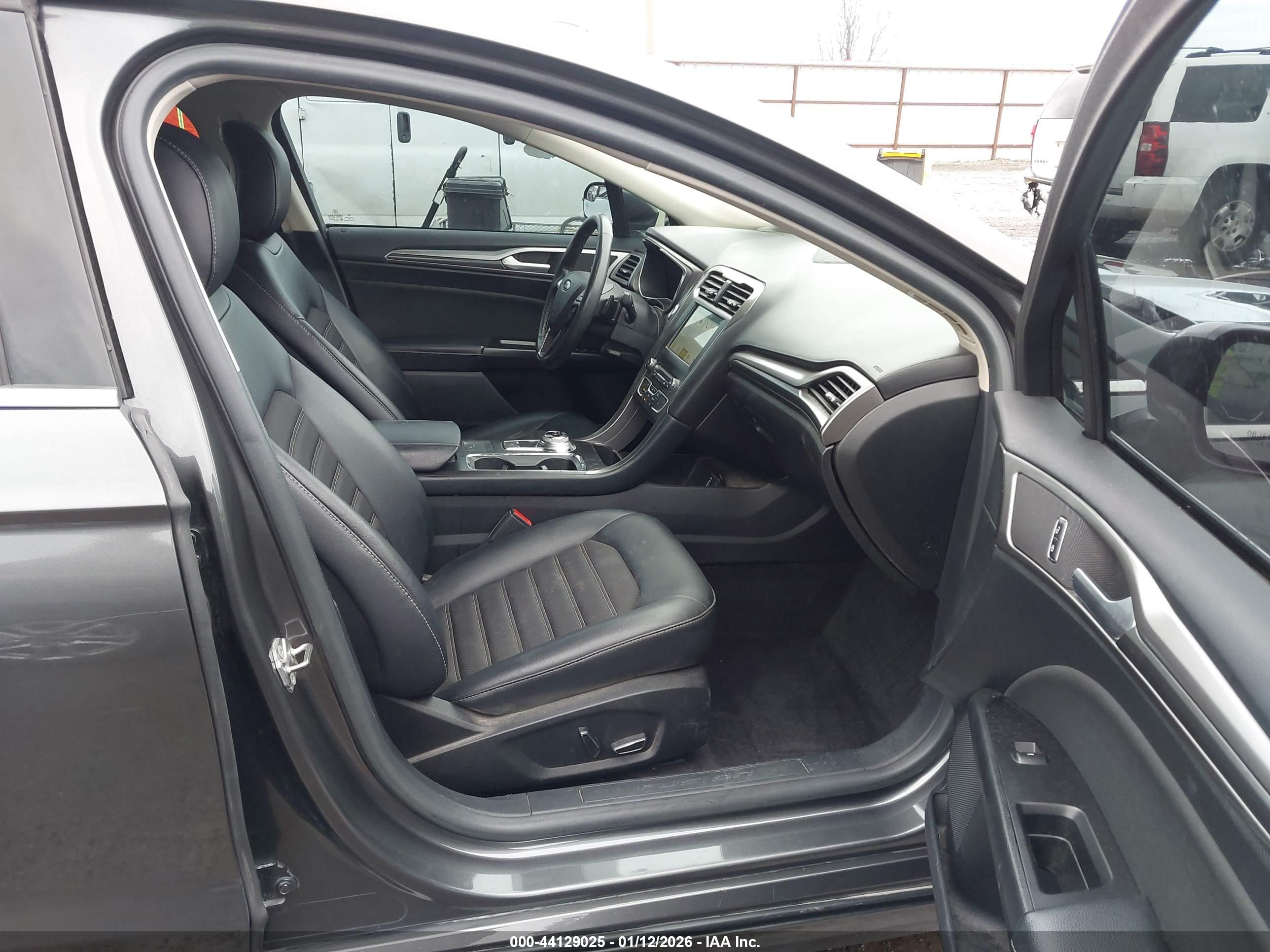 FORD FUSION image 5