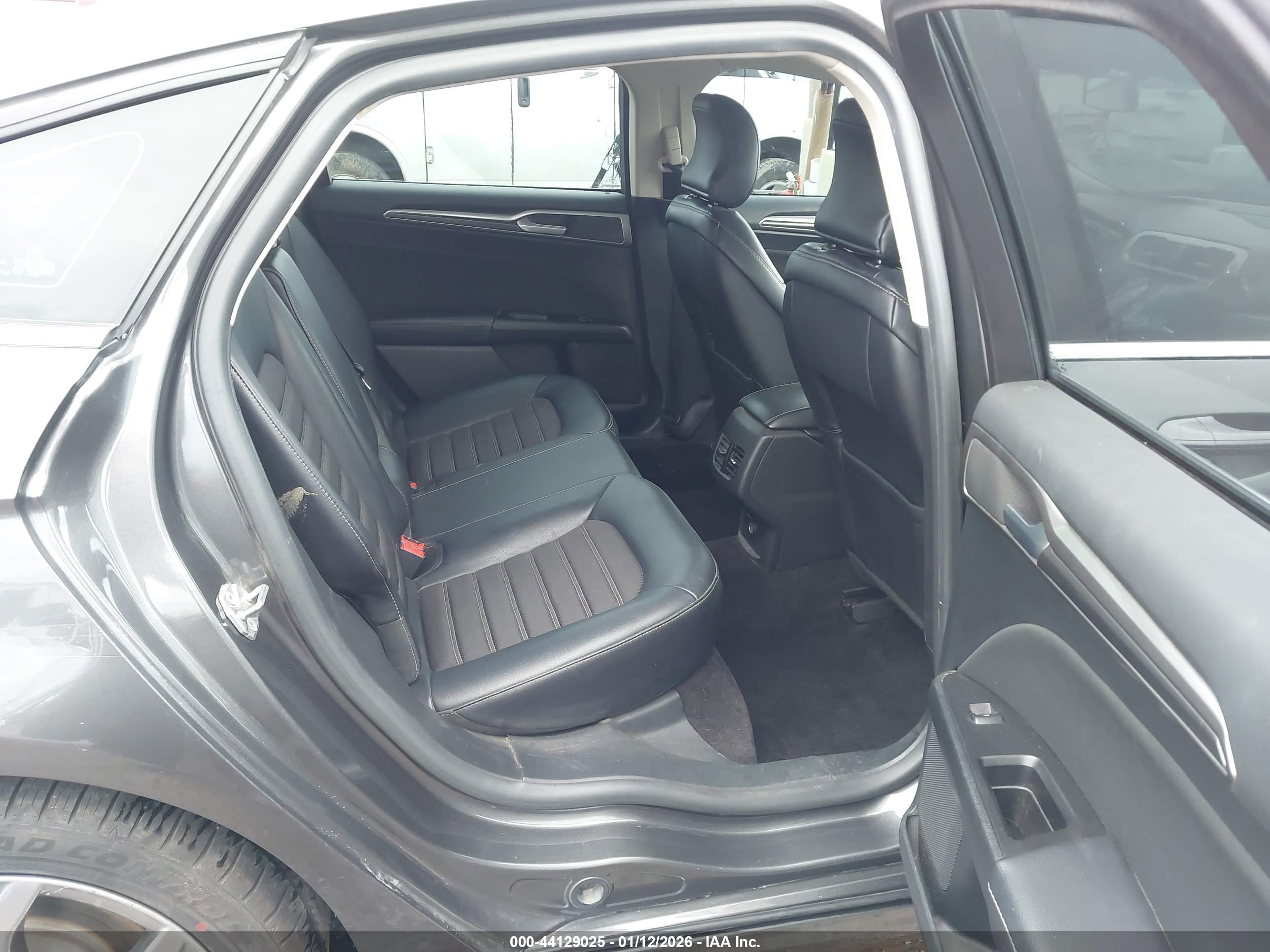 FORD FUSION image 8