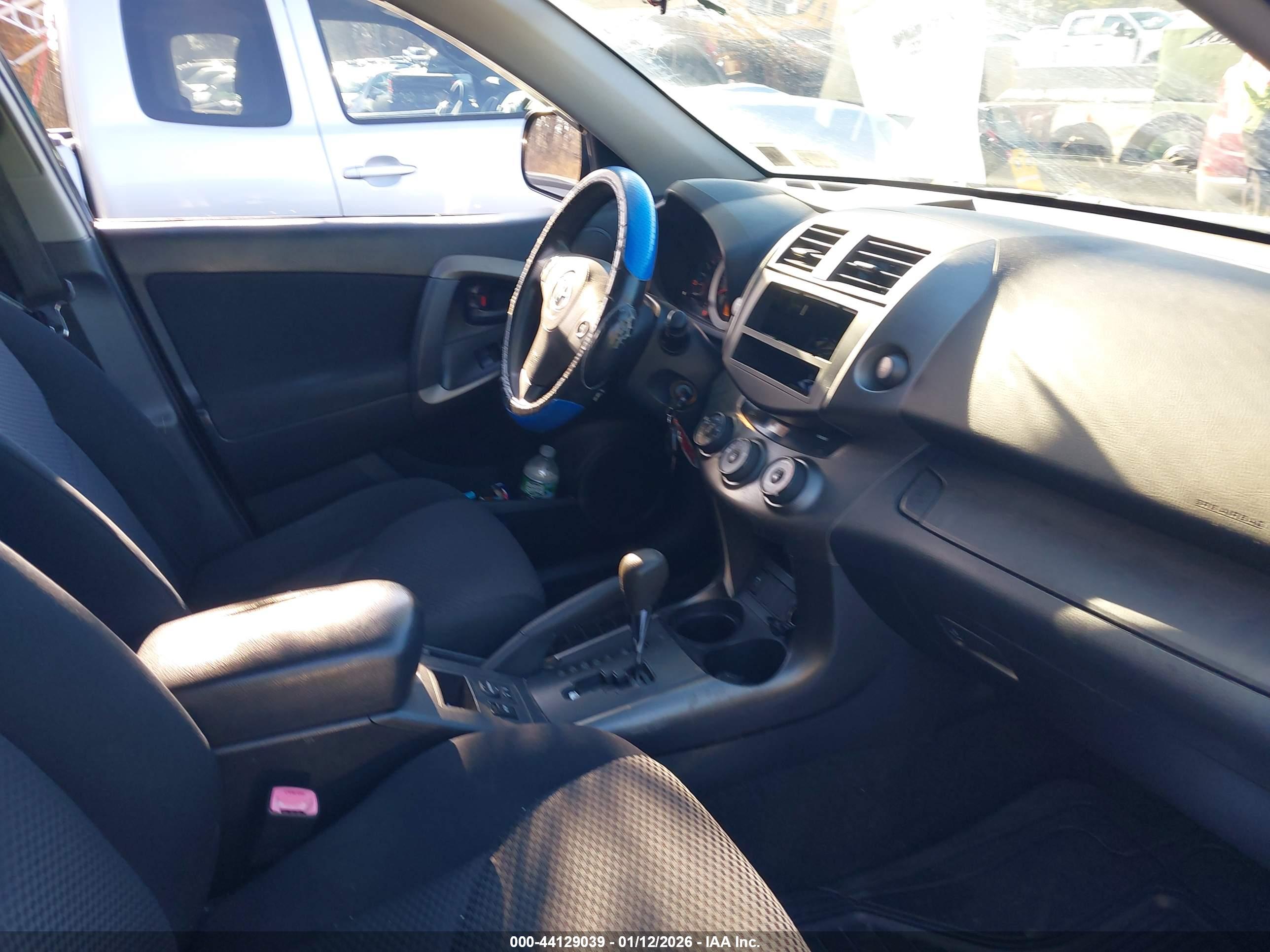 TOYOTA RAV4 image 5
