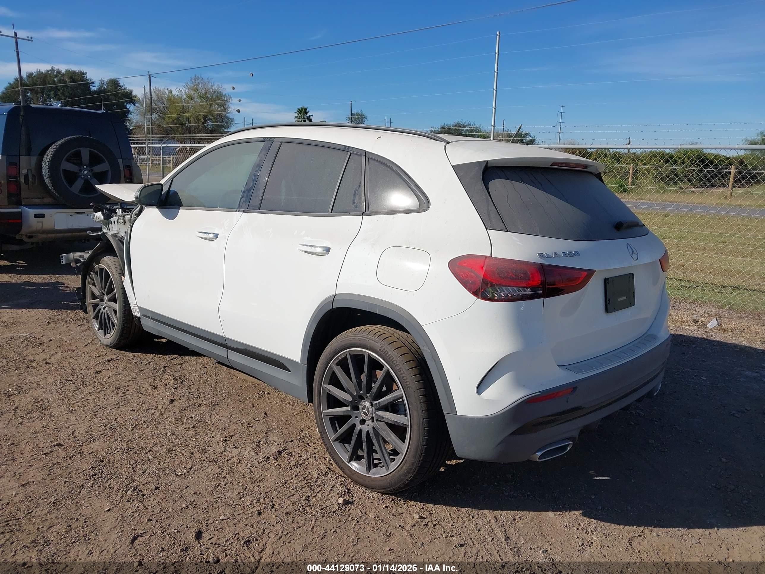 MERCEDES-BENZ GLA image 3