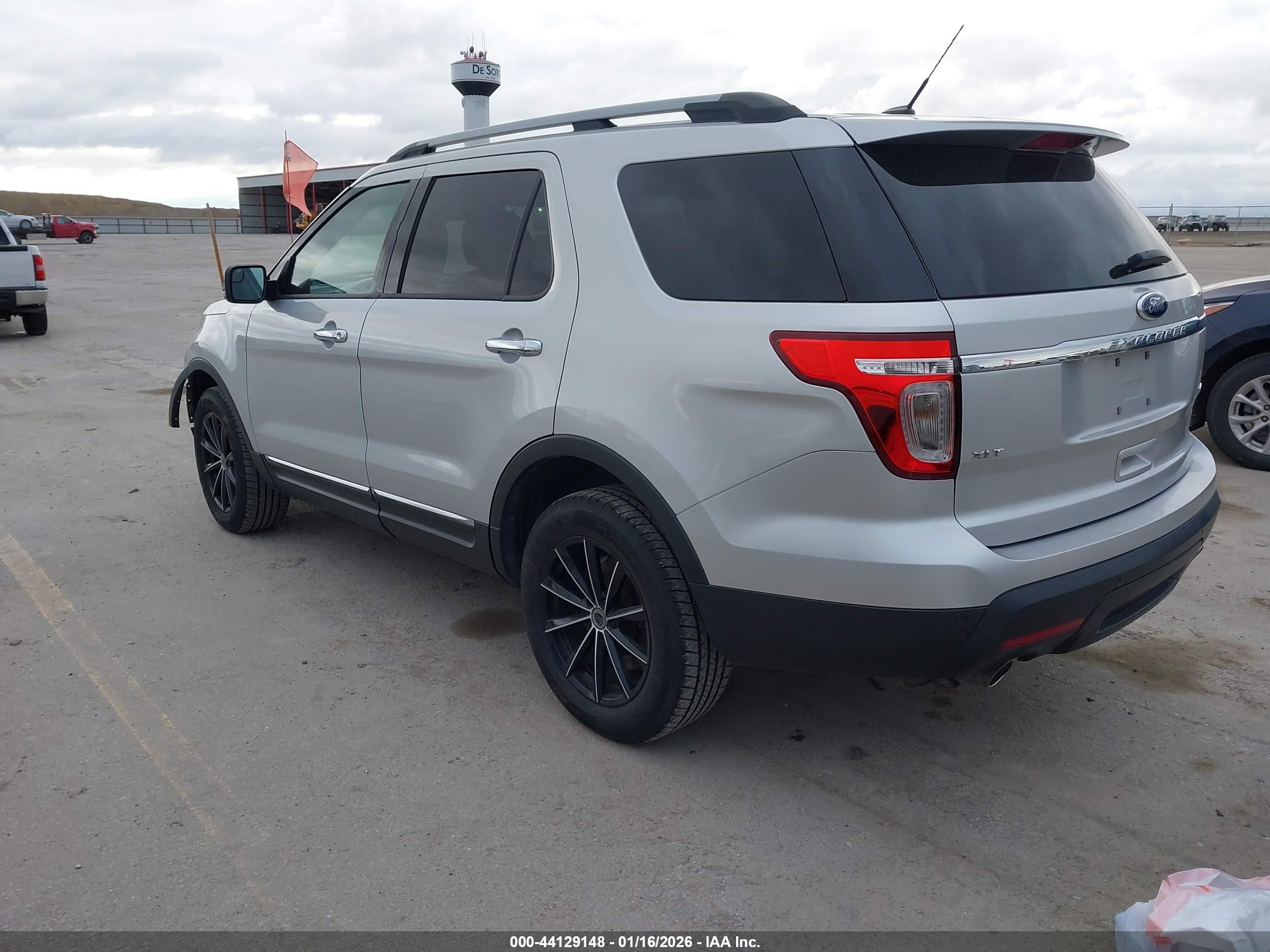 FORD EXPLORER image 3