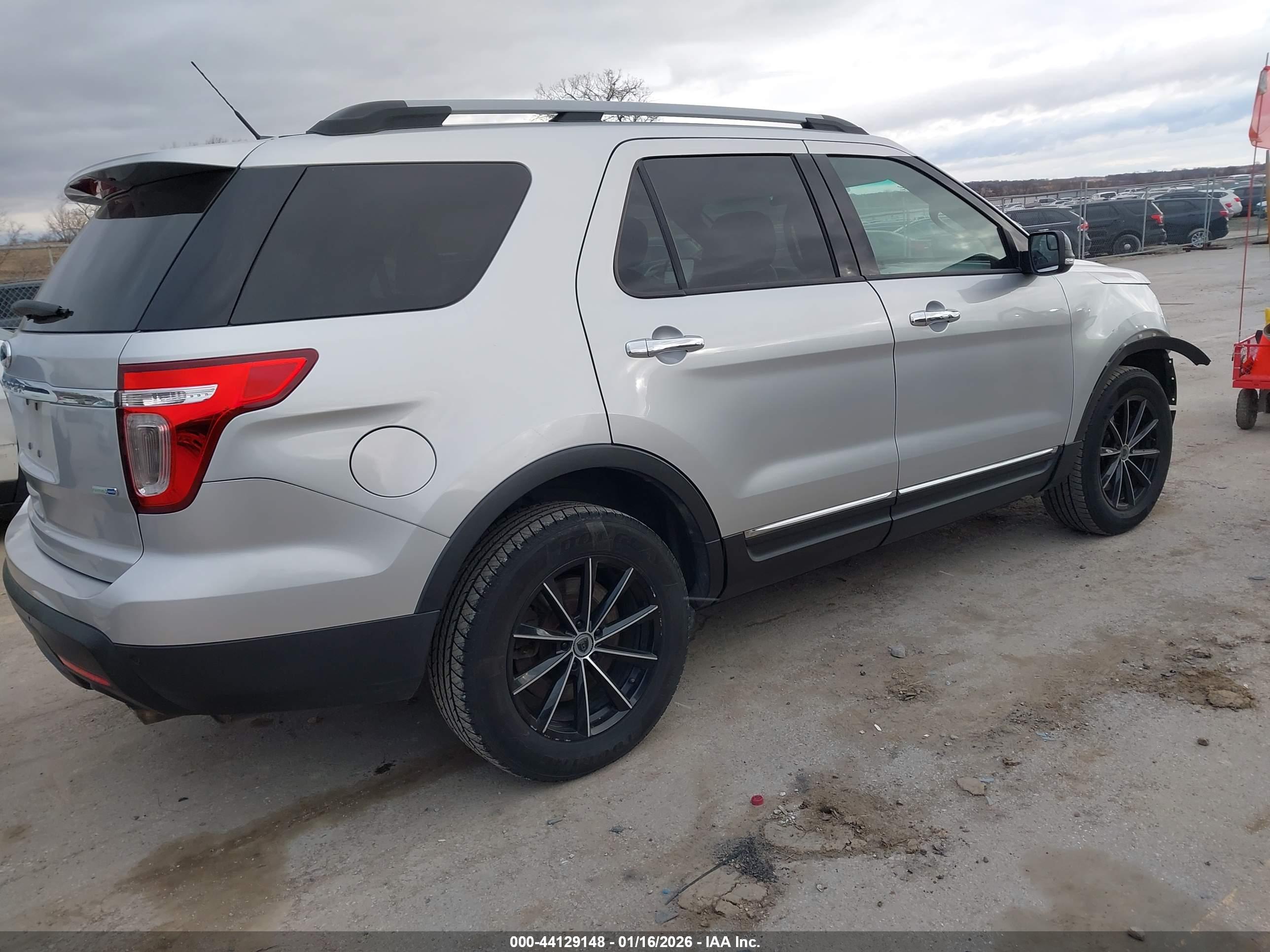 FORD EXPLORER image 4