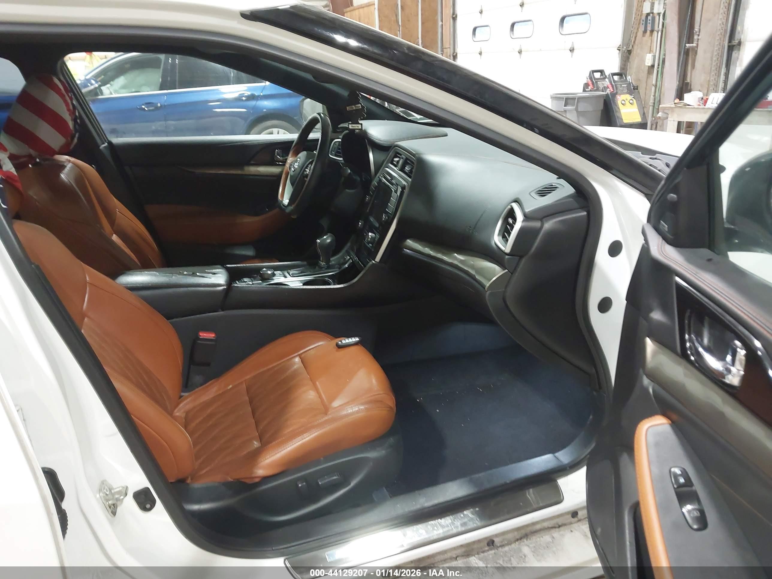 NISSAN MAXIMA image 5