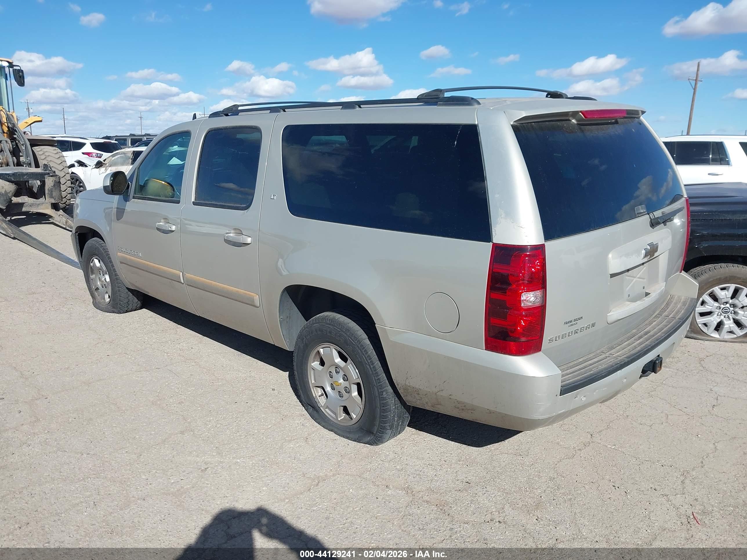 CHEVROLET SUBURBAN image 3