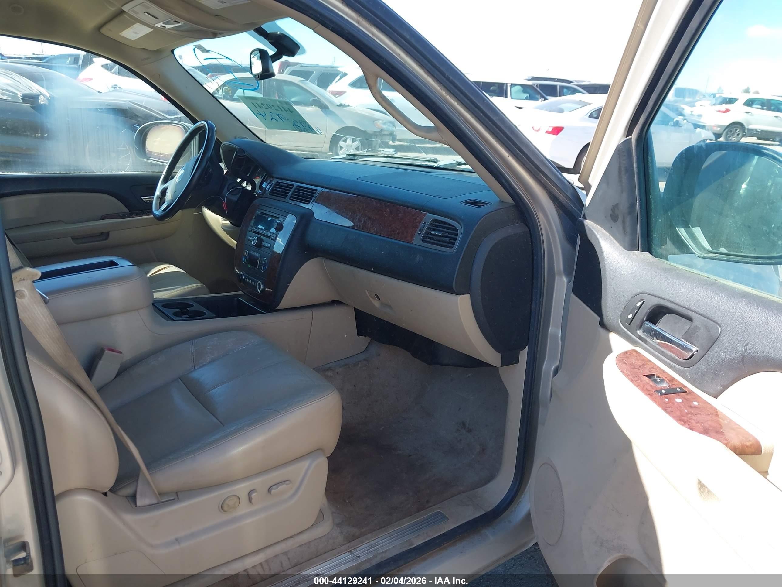 CHEVROLET SUBURBAN image 5