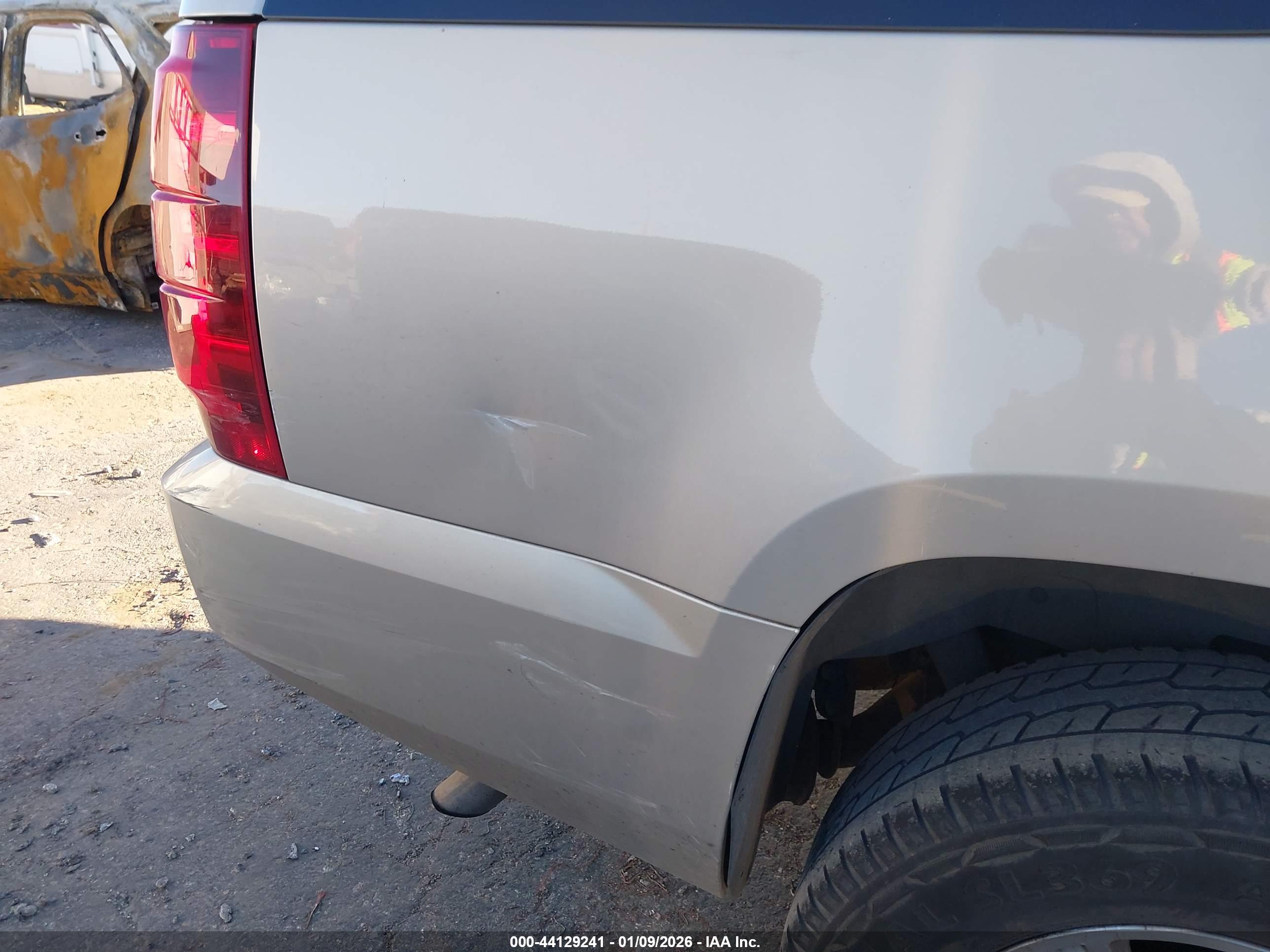 CHEVROLET SUBURBAN image 6