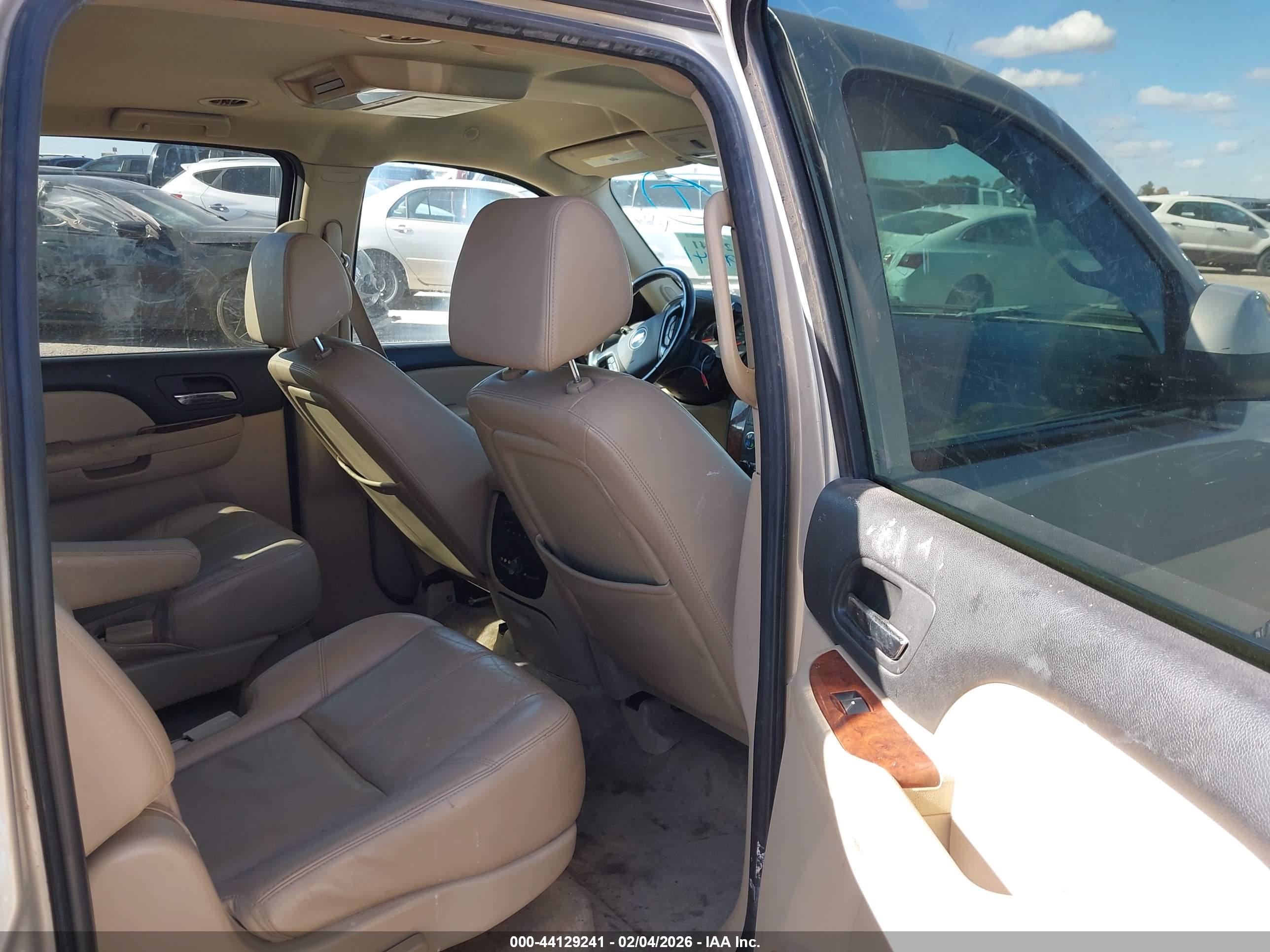 CHEVROLET SUBURBAN image 8