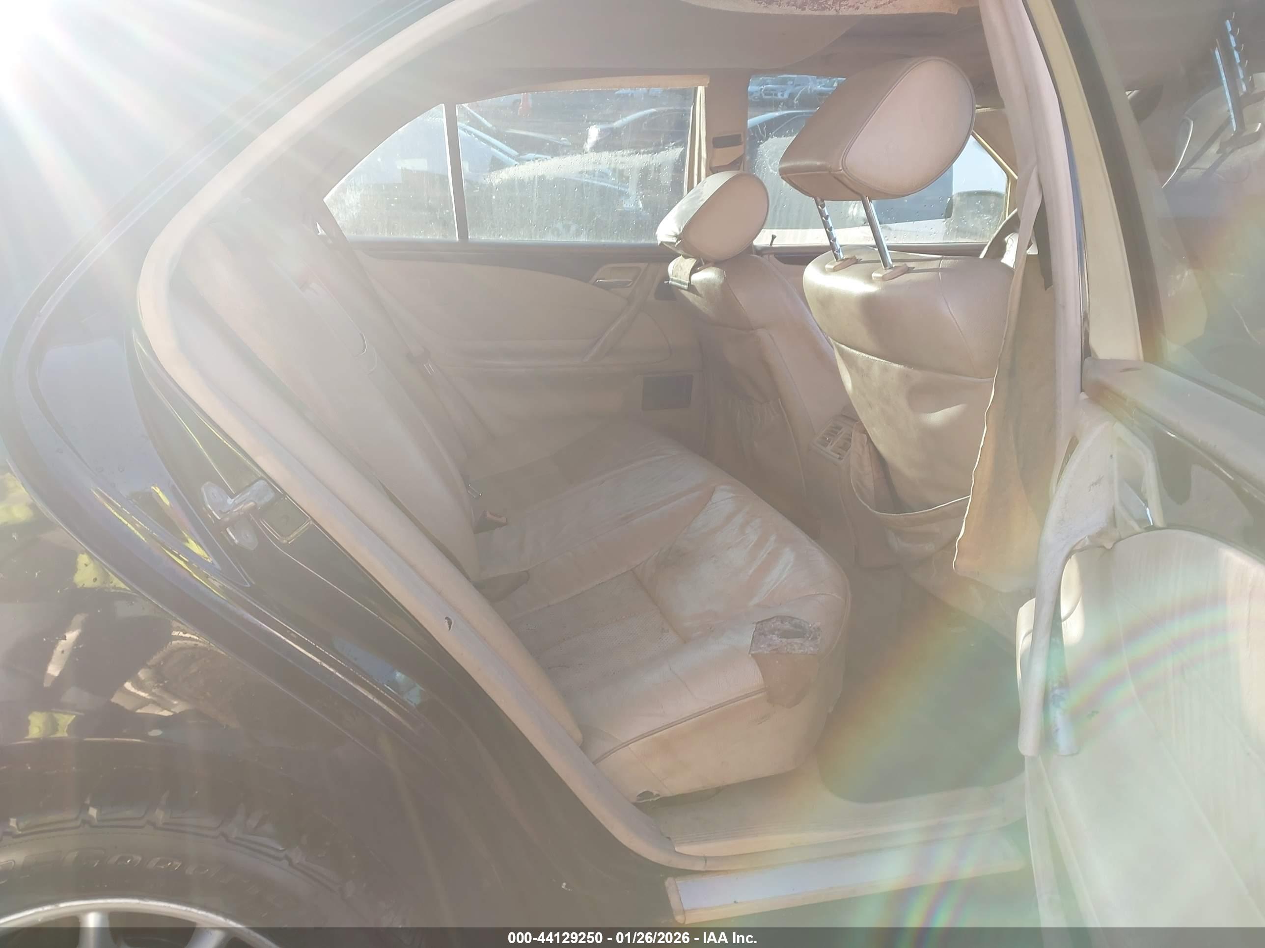 MERCEDES-BENZ E image 8