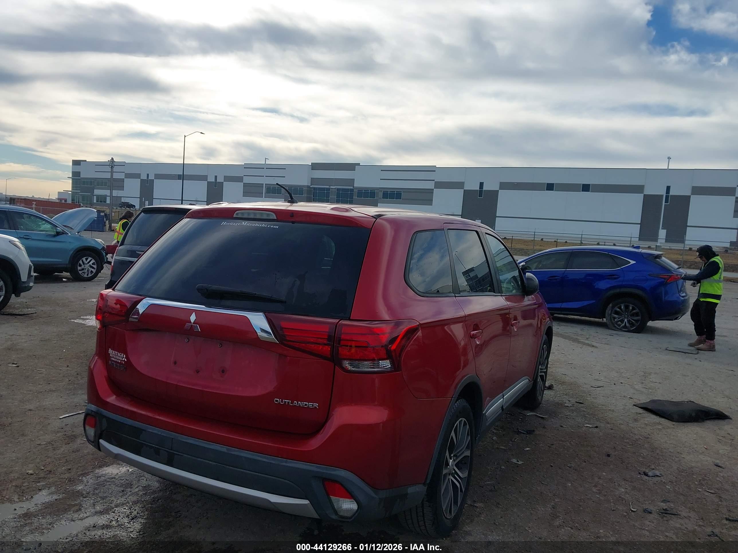 MITSUBISHI OUTLANDER image 4