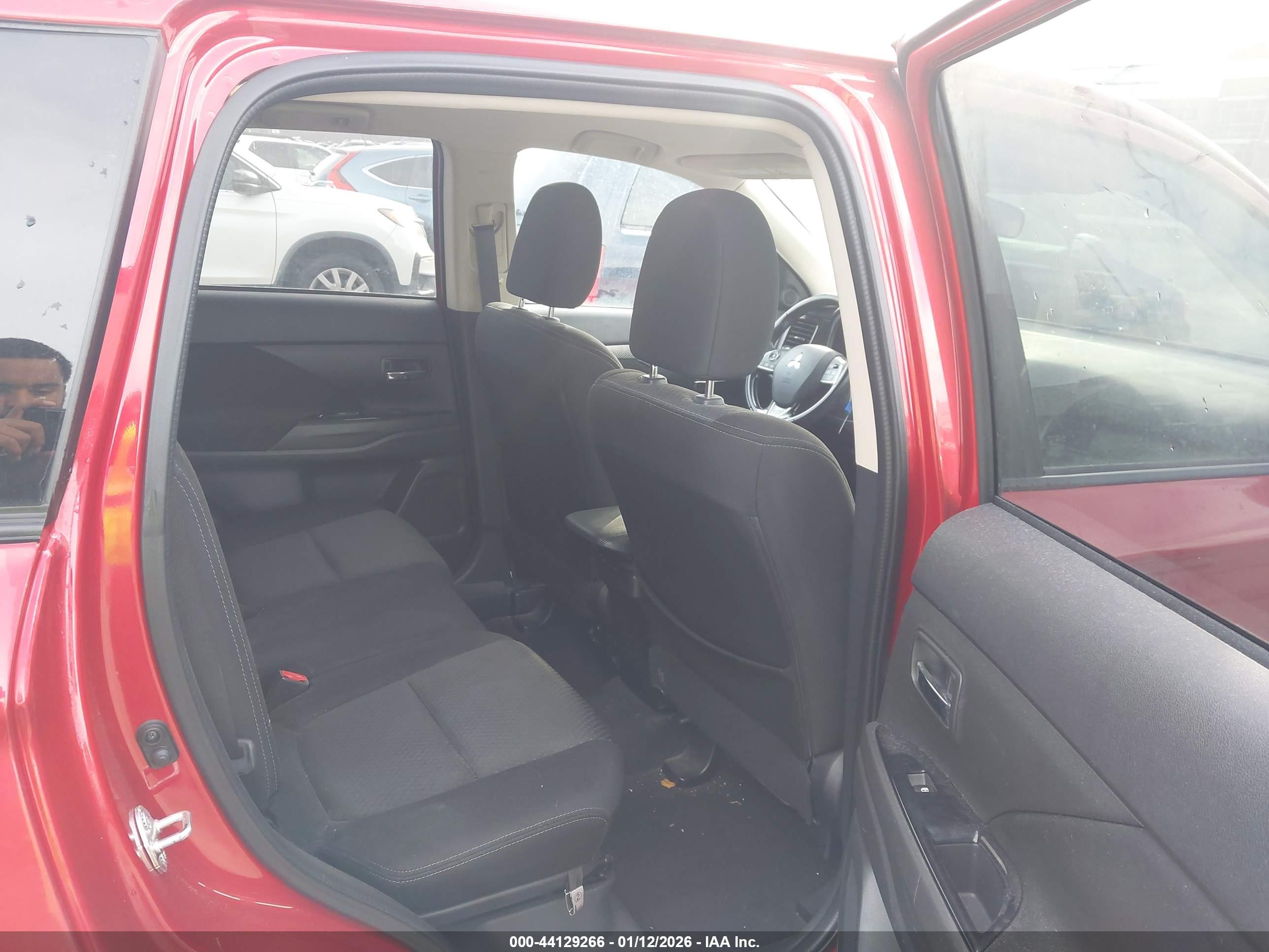 MITSUBISHI OUTLANDER image 8