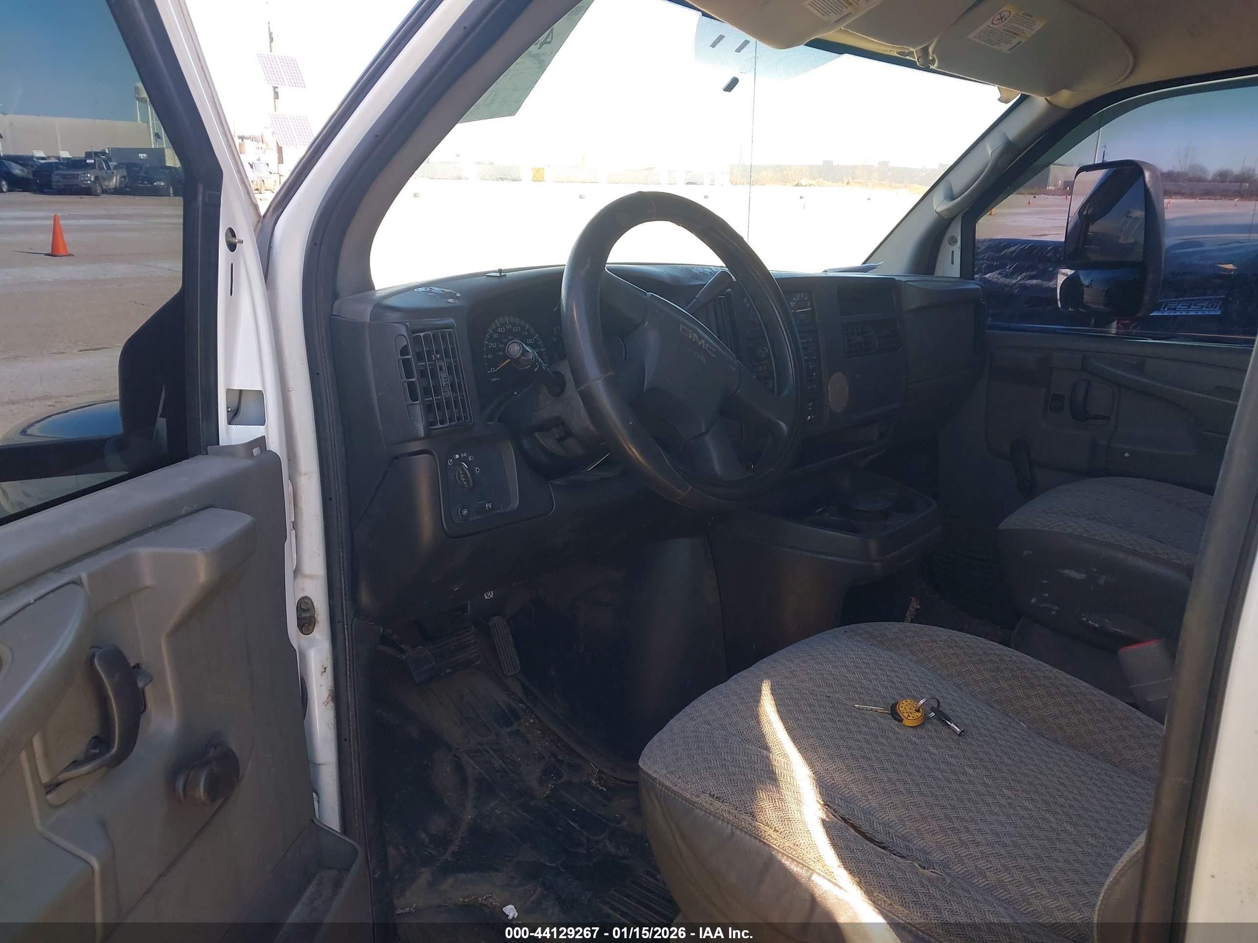 GMC SAVANA image 8