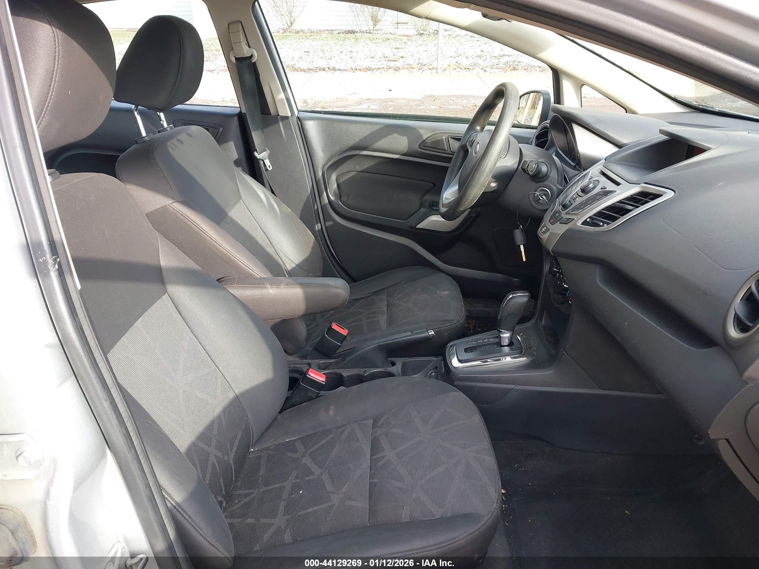 FORD FIESTA image 5