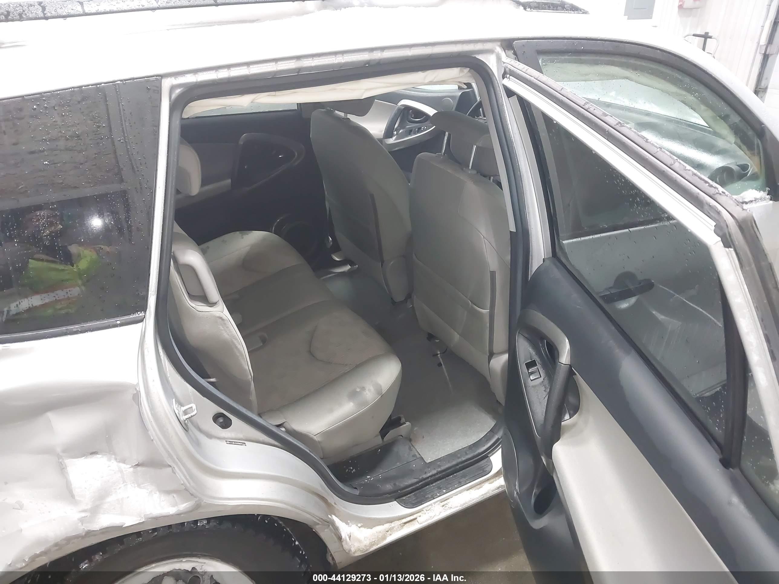 TOYOTA RAV4 image 8