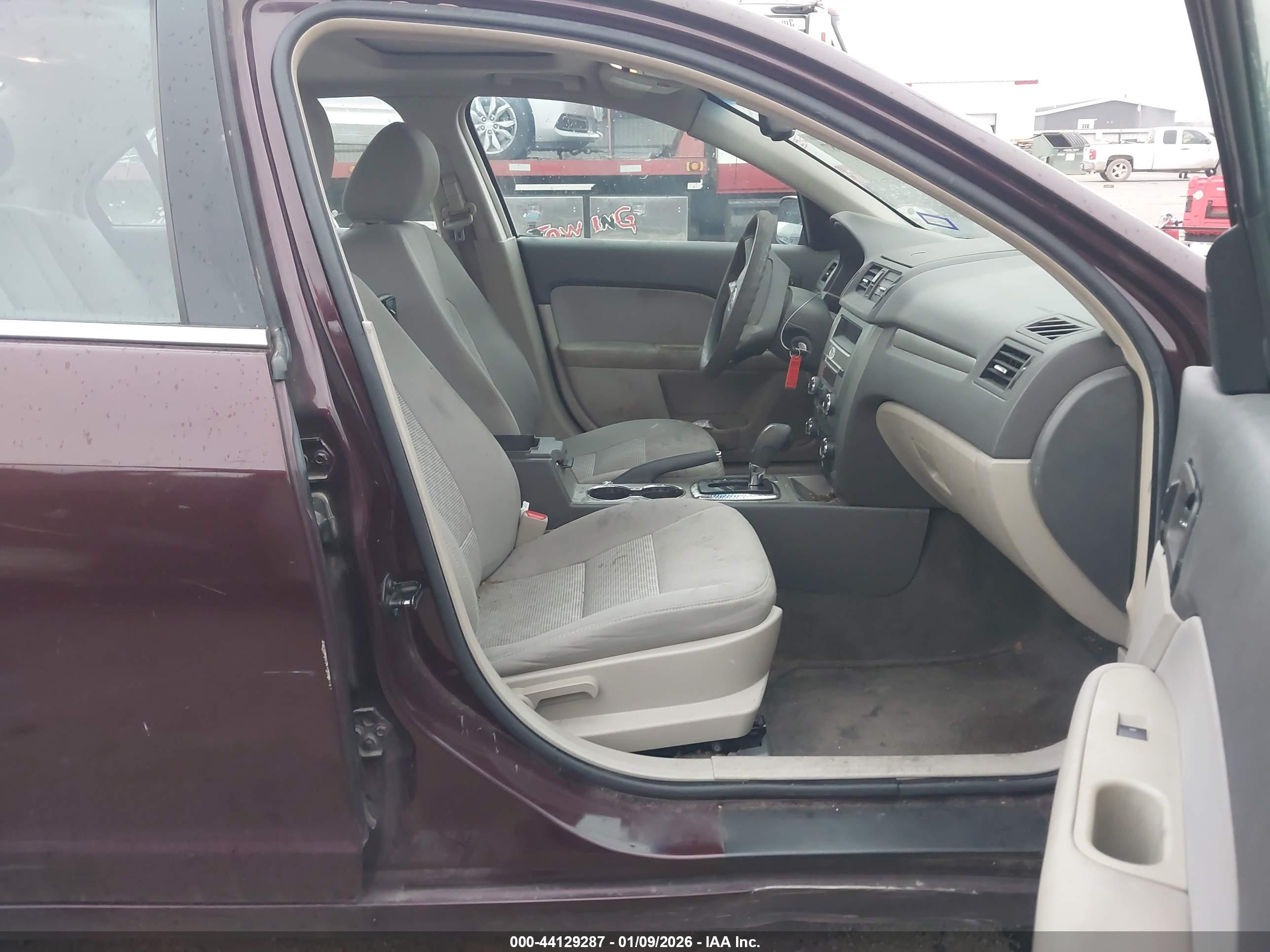 FORD FUSION image 5