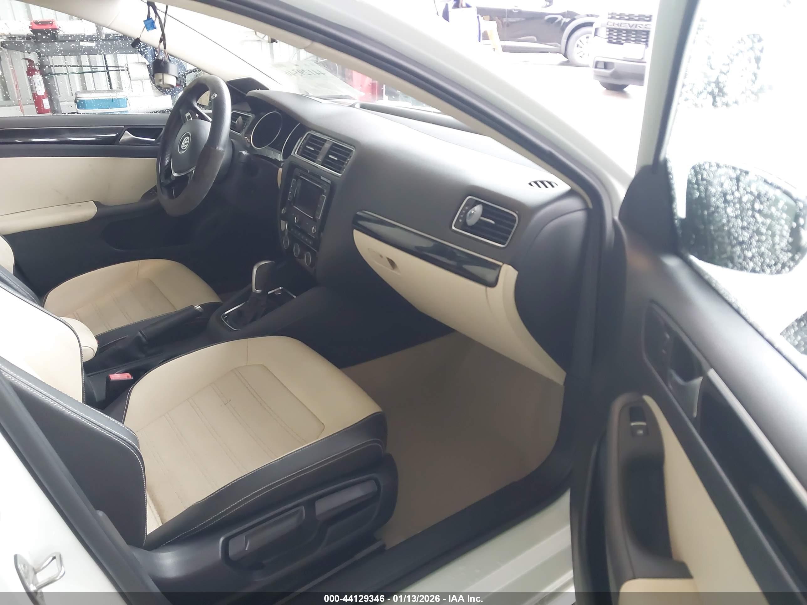 VOLKSWAGEN JETTA image 5