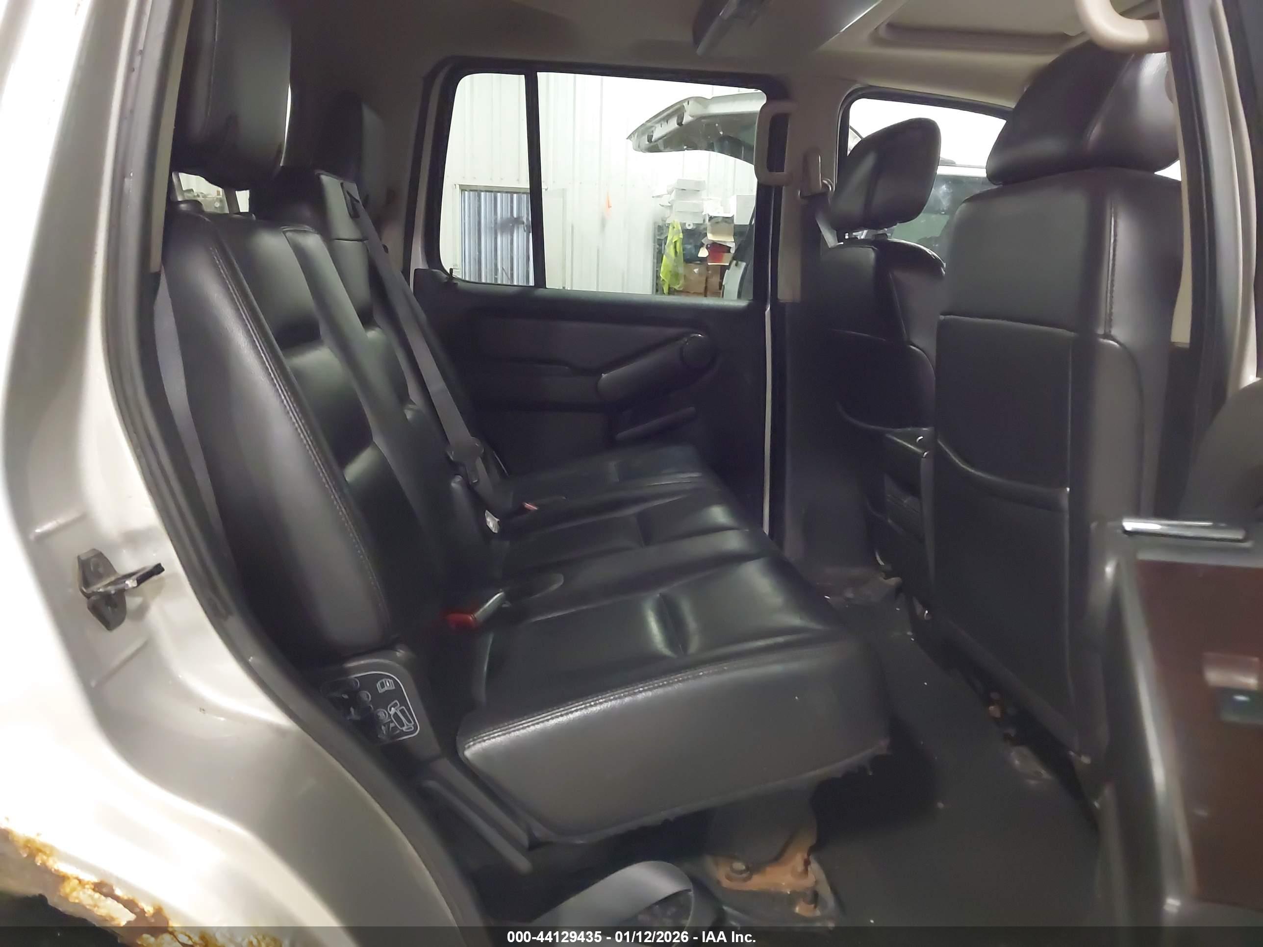 FORD EXPLORER image 8