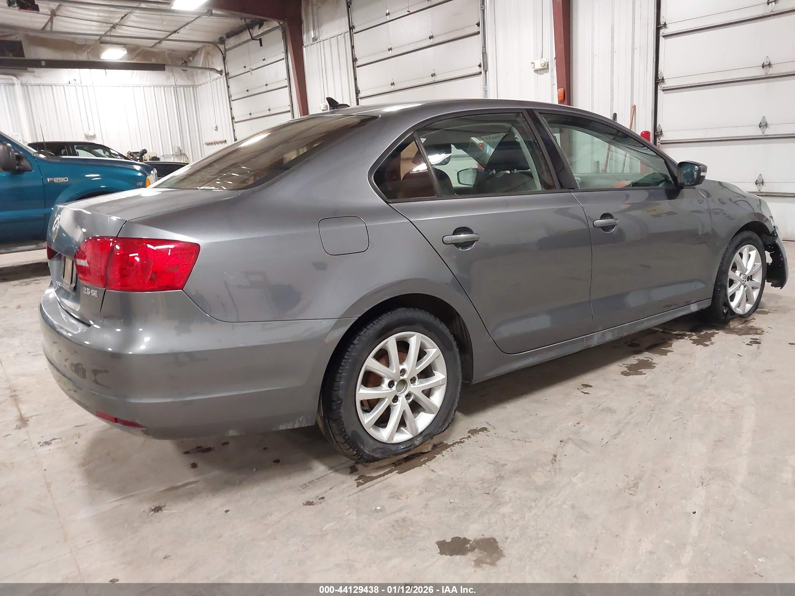 VOLKSWAGEN JETTA image 4