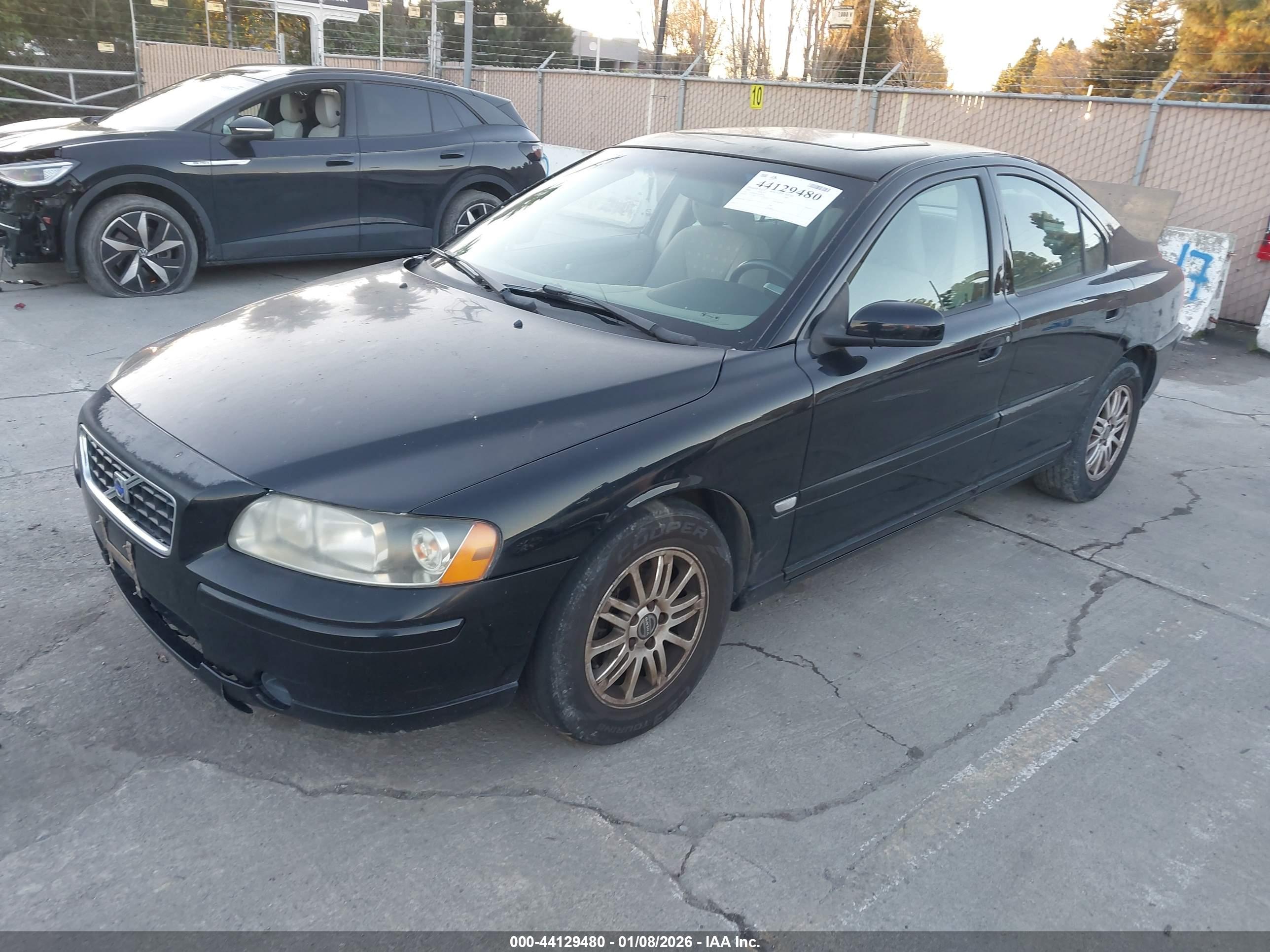 VOLVO S60 image 2