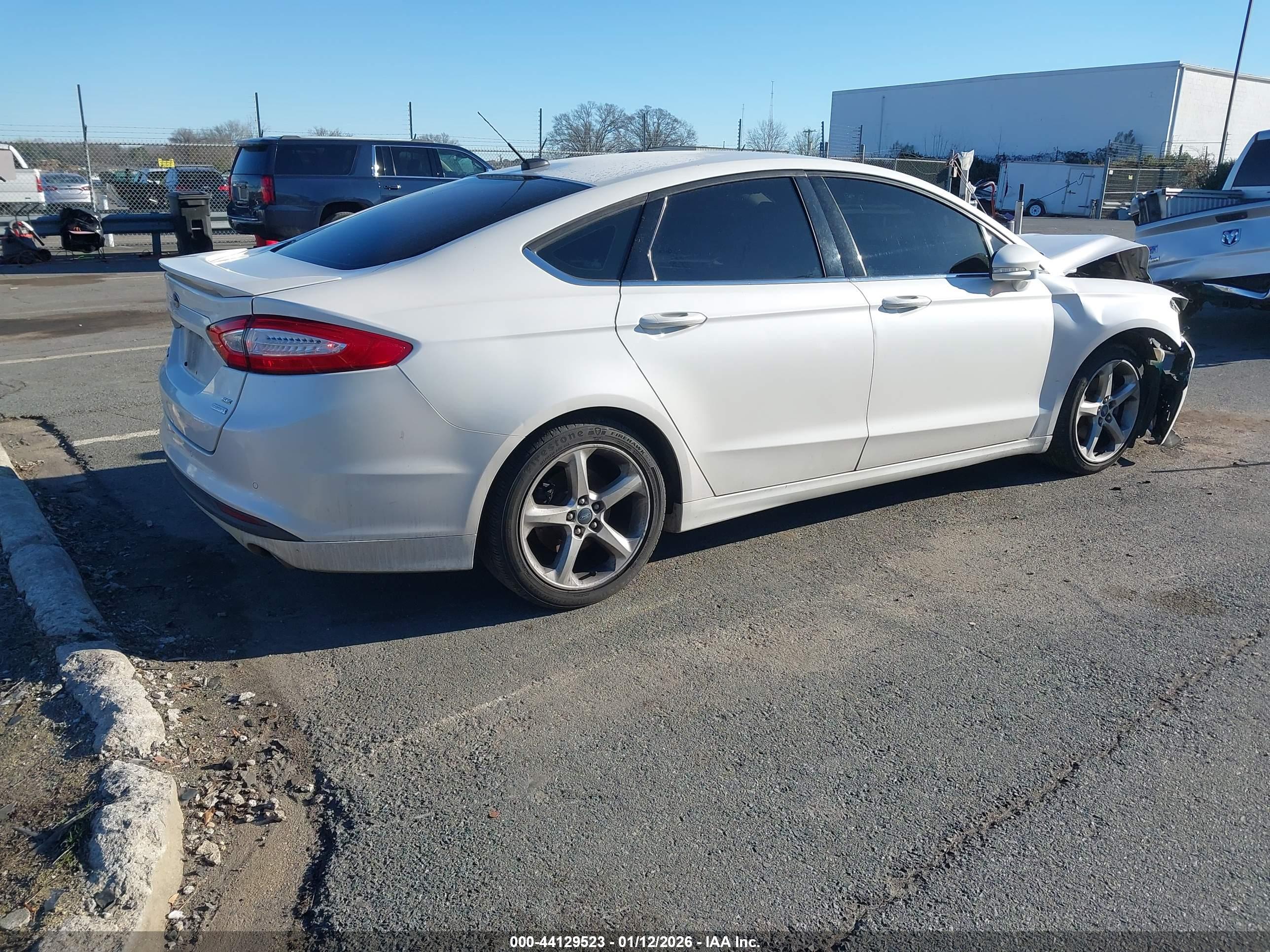 FORD FUSION image 4