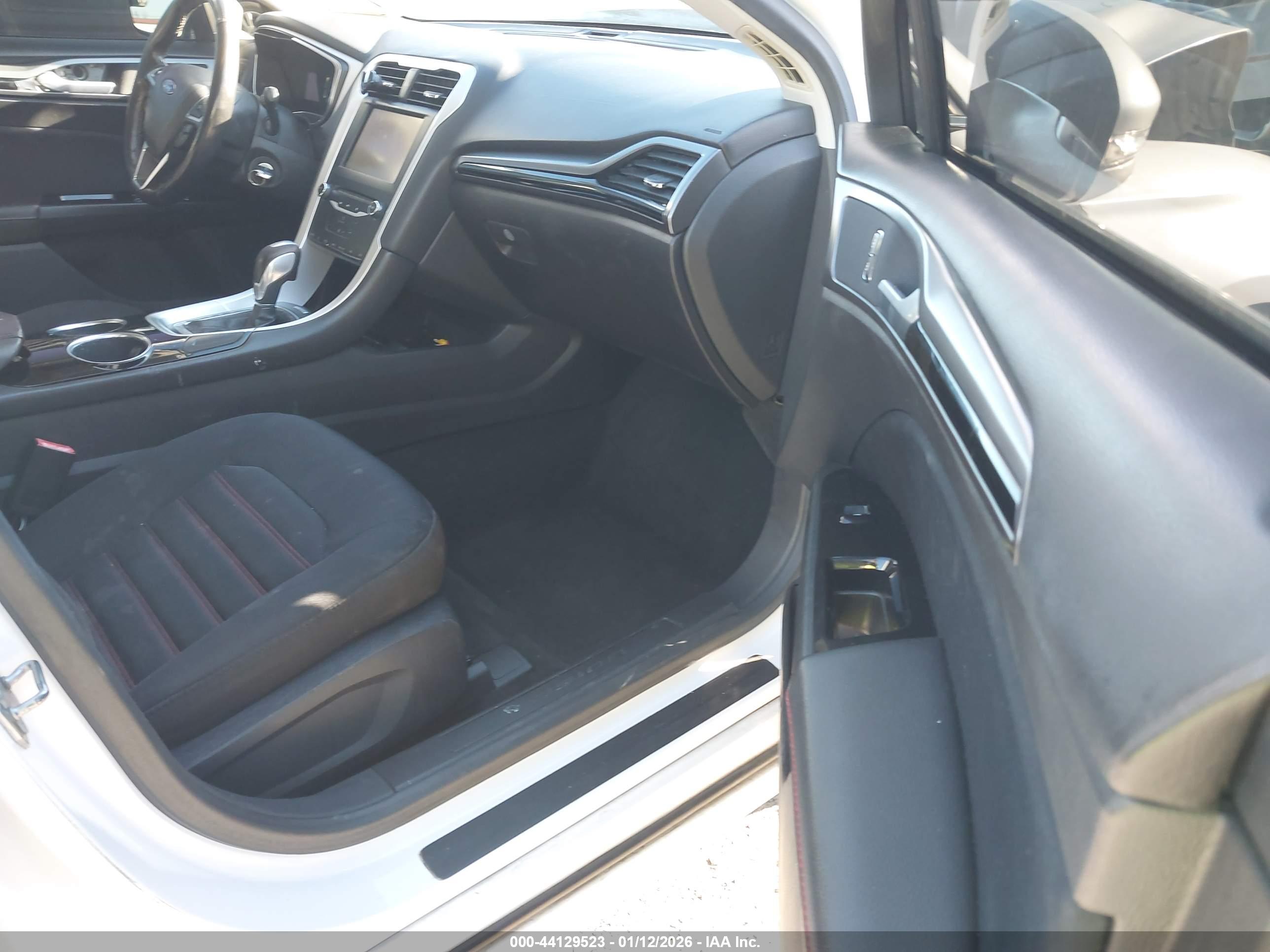 FORD FUSION image 5