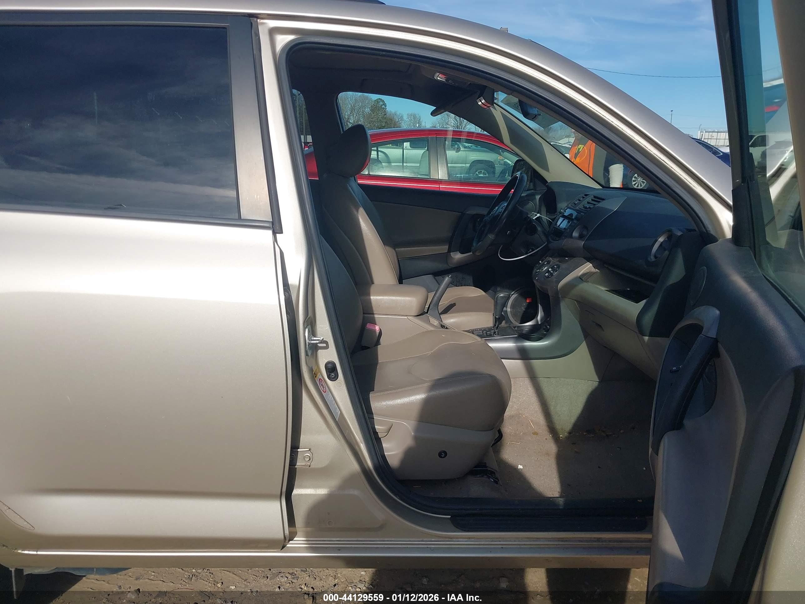 TOYOTA RAV4 image 5