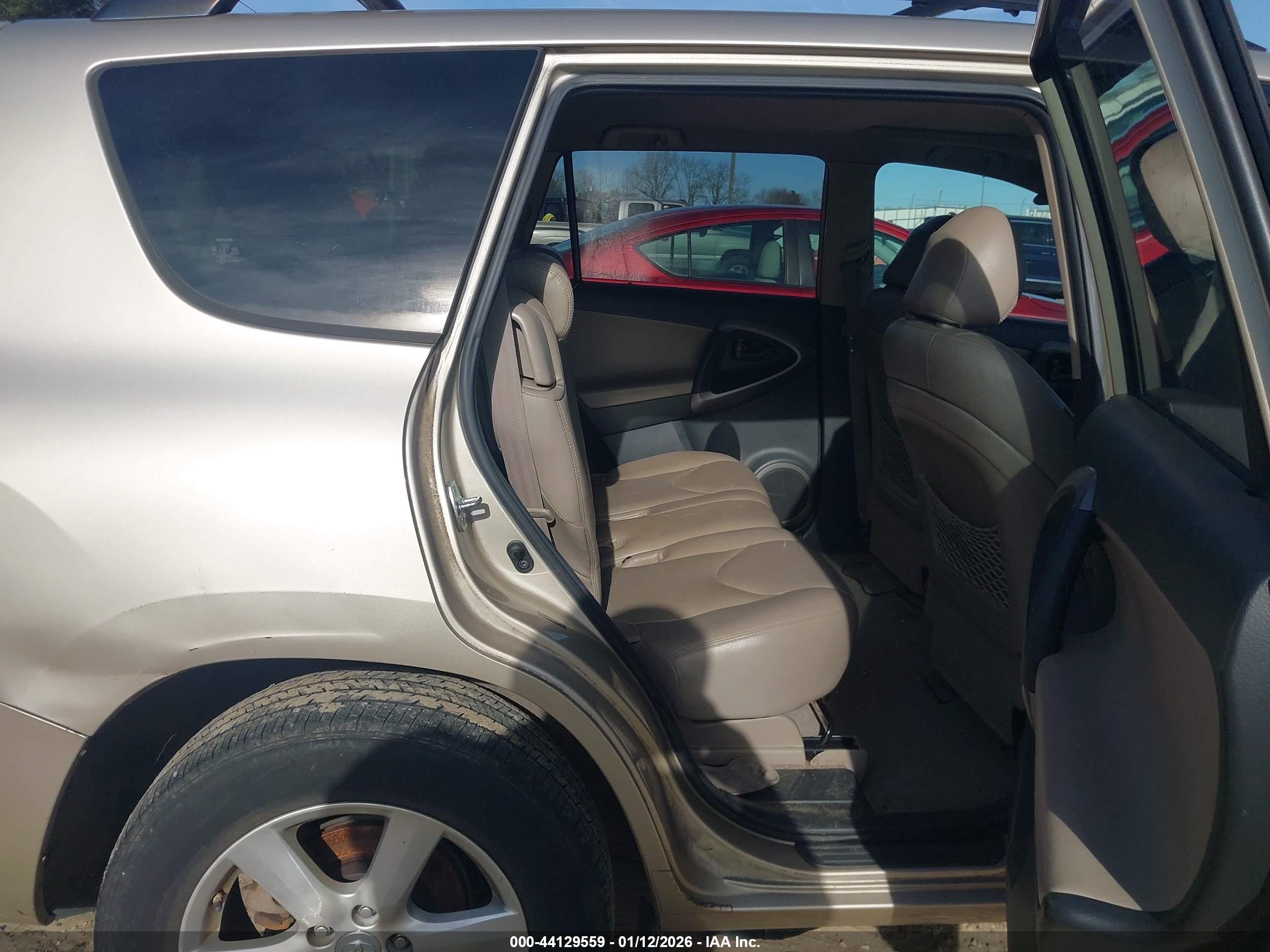 TOYOTA RAV4 image 8