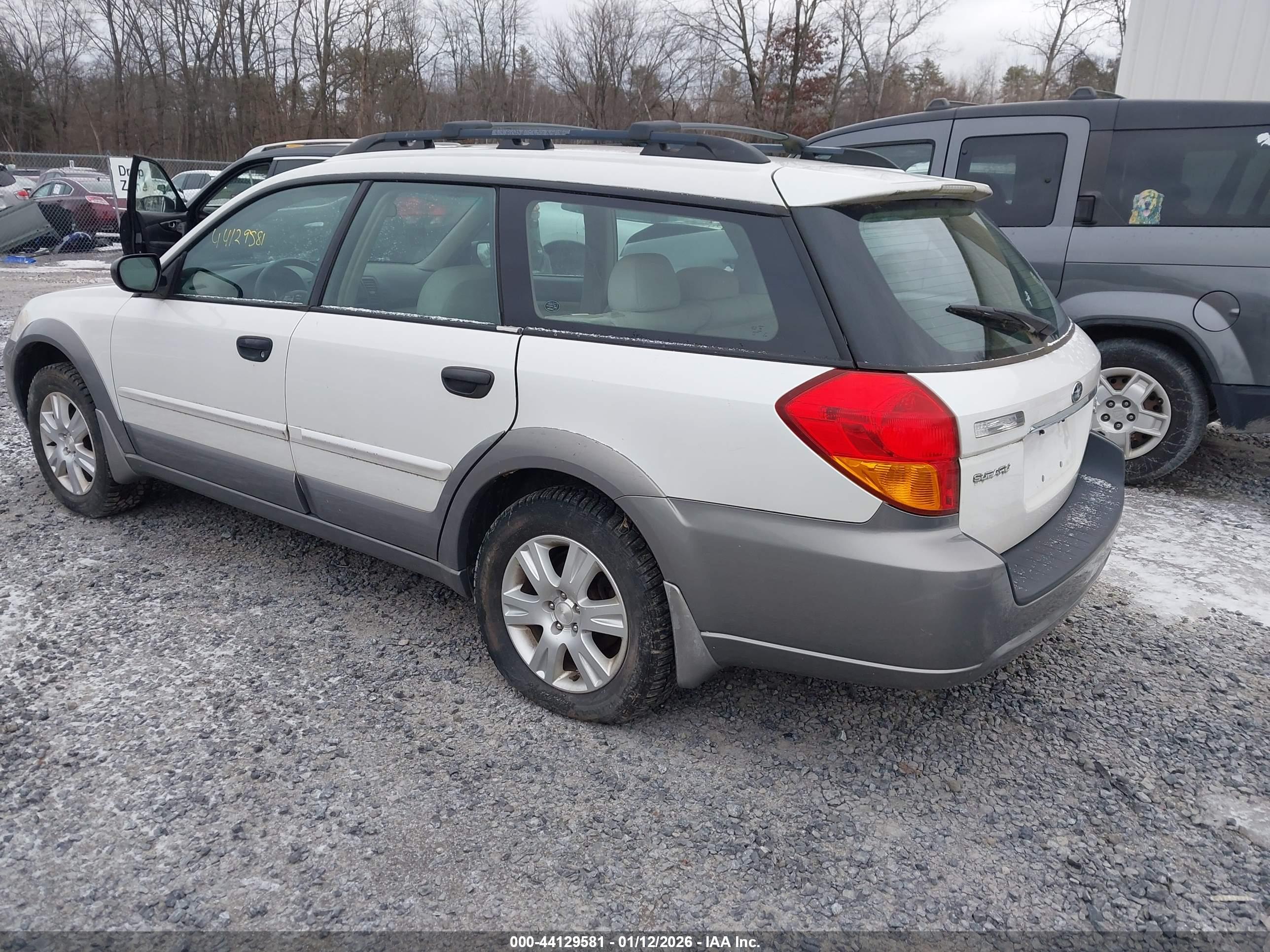 SUBARU OUTBACK image 3
