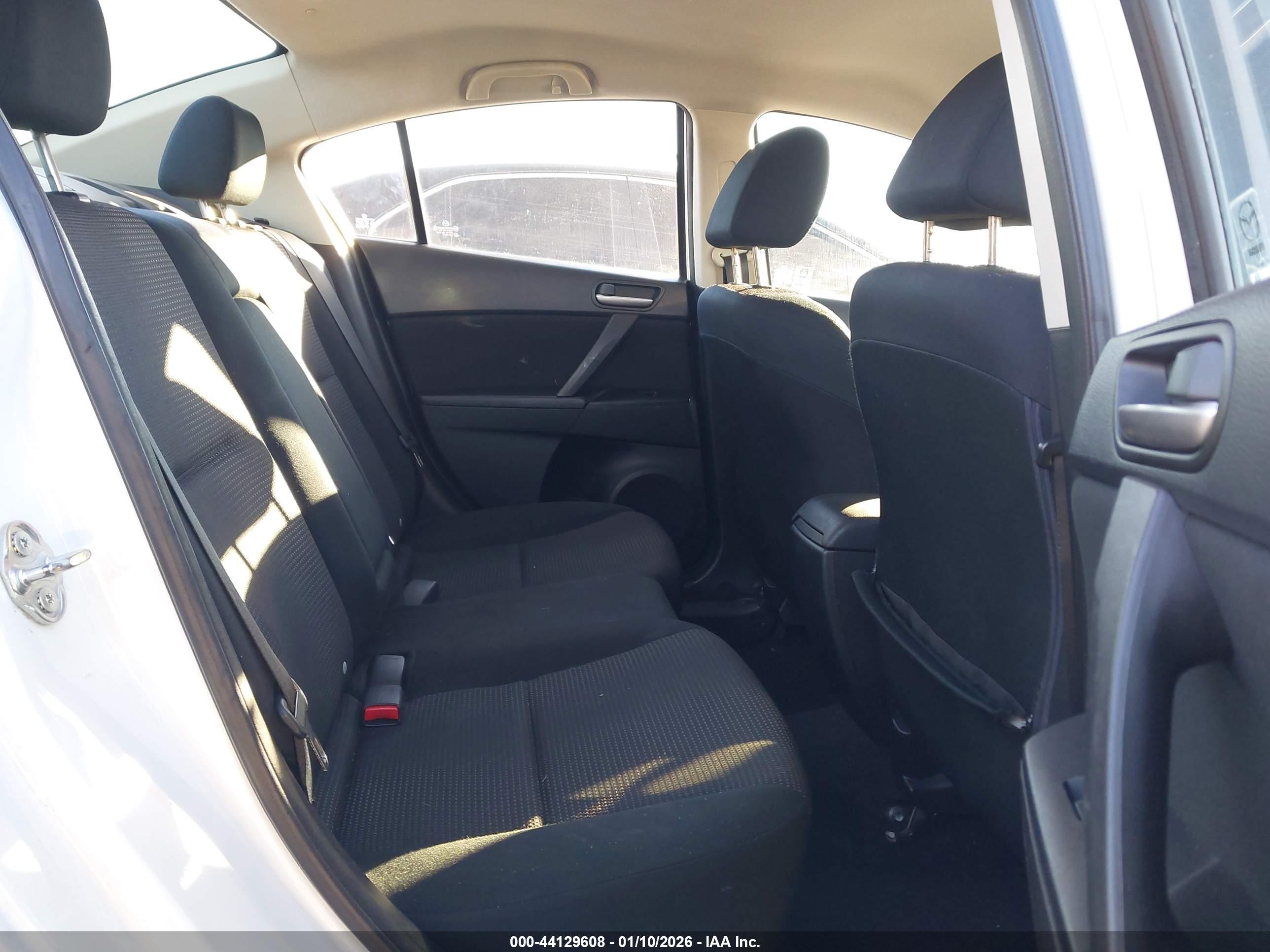 MAZDA 3 image 8