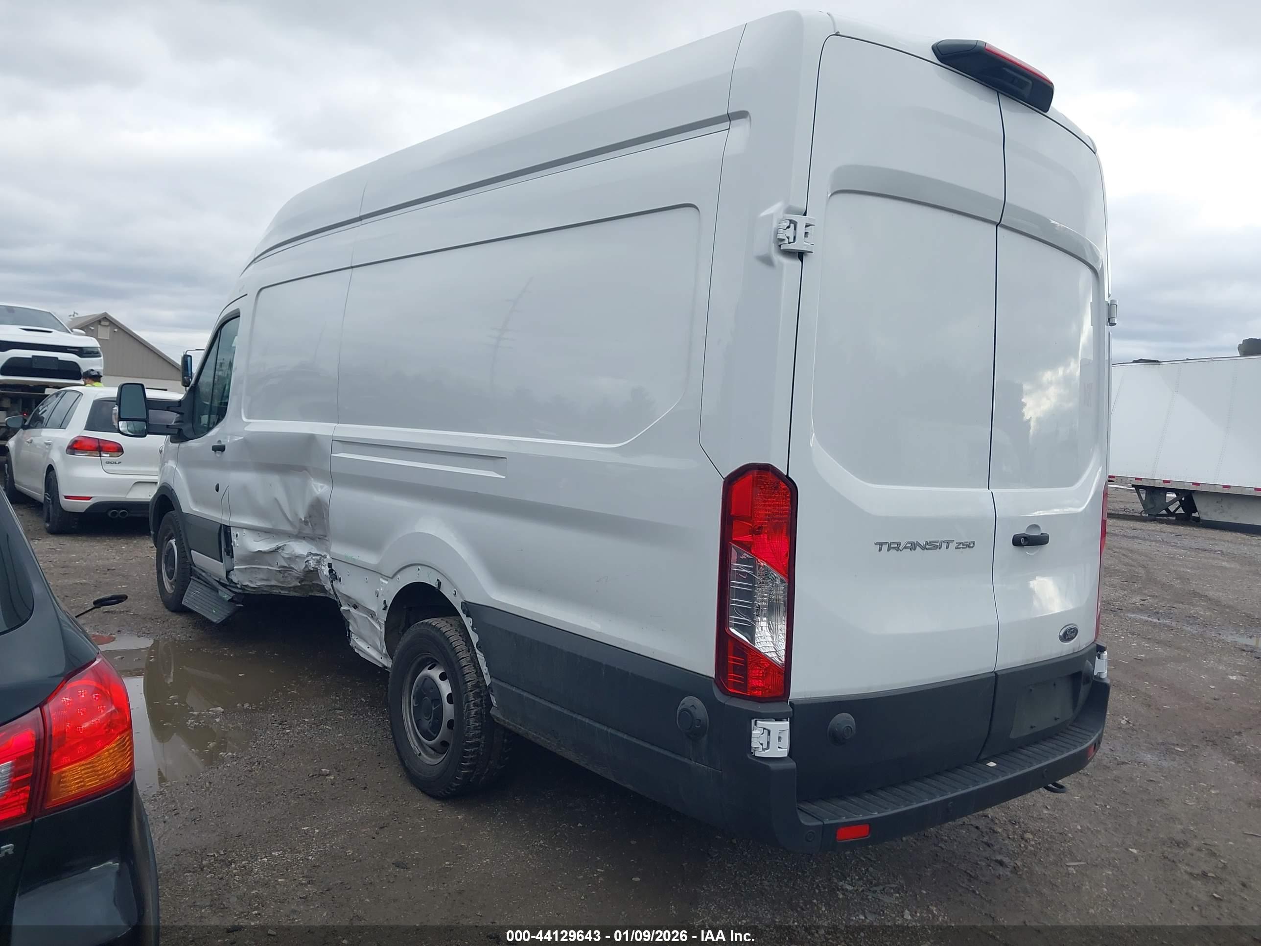 FORD TRANSIT-250 image 3