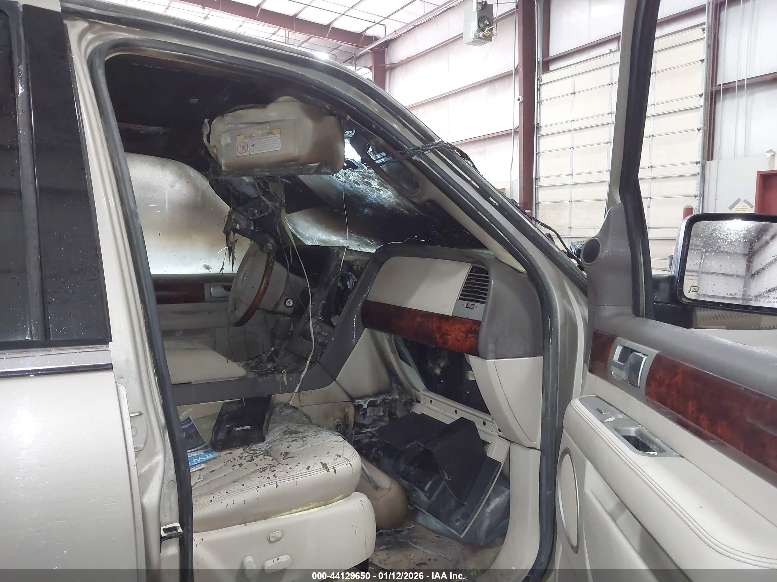 LINCOLN NAVIGATOR image 5