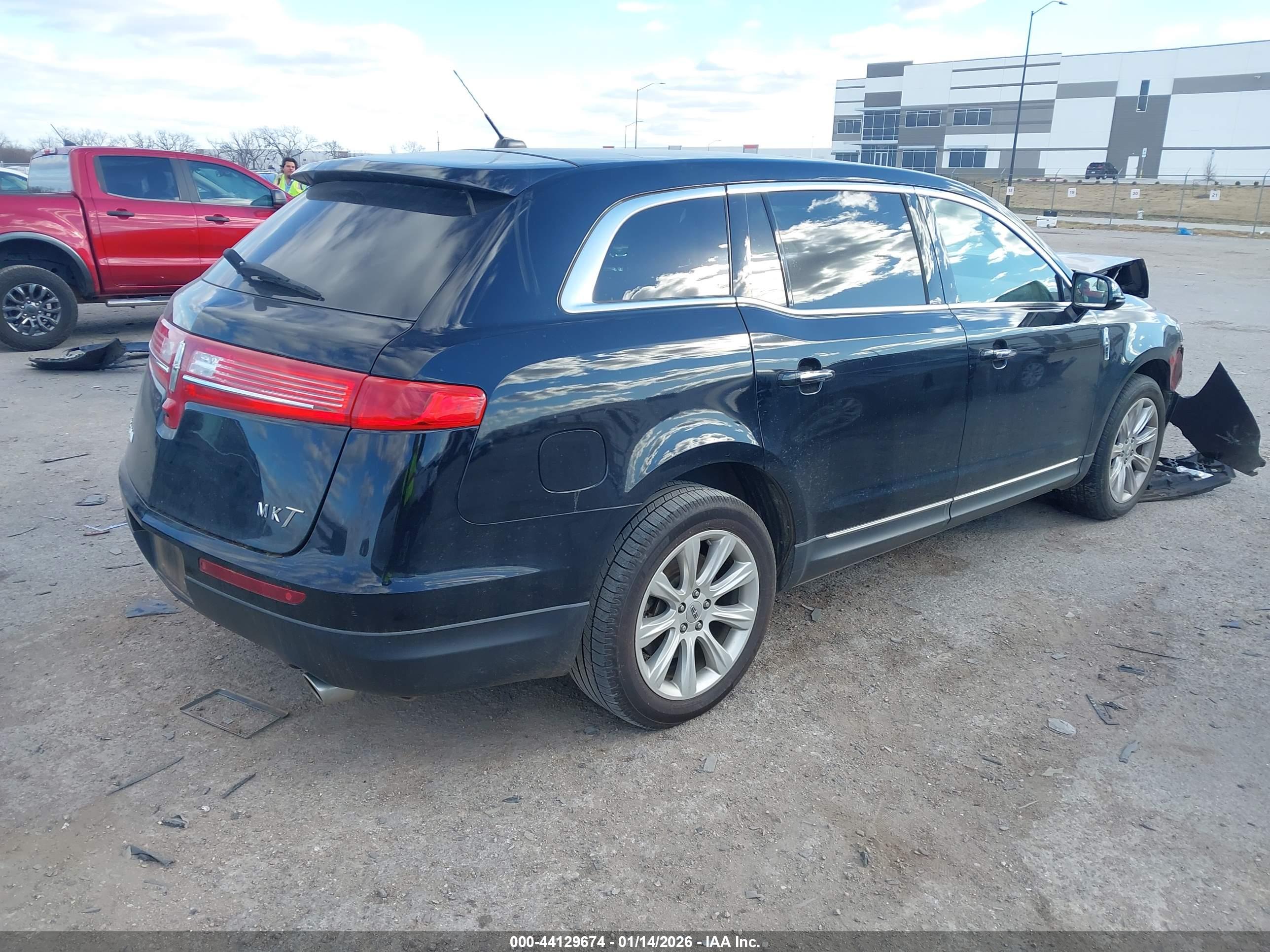 LINCOLN MKT image 4