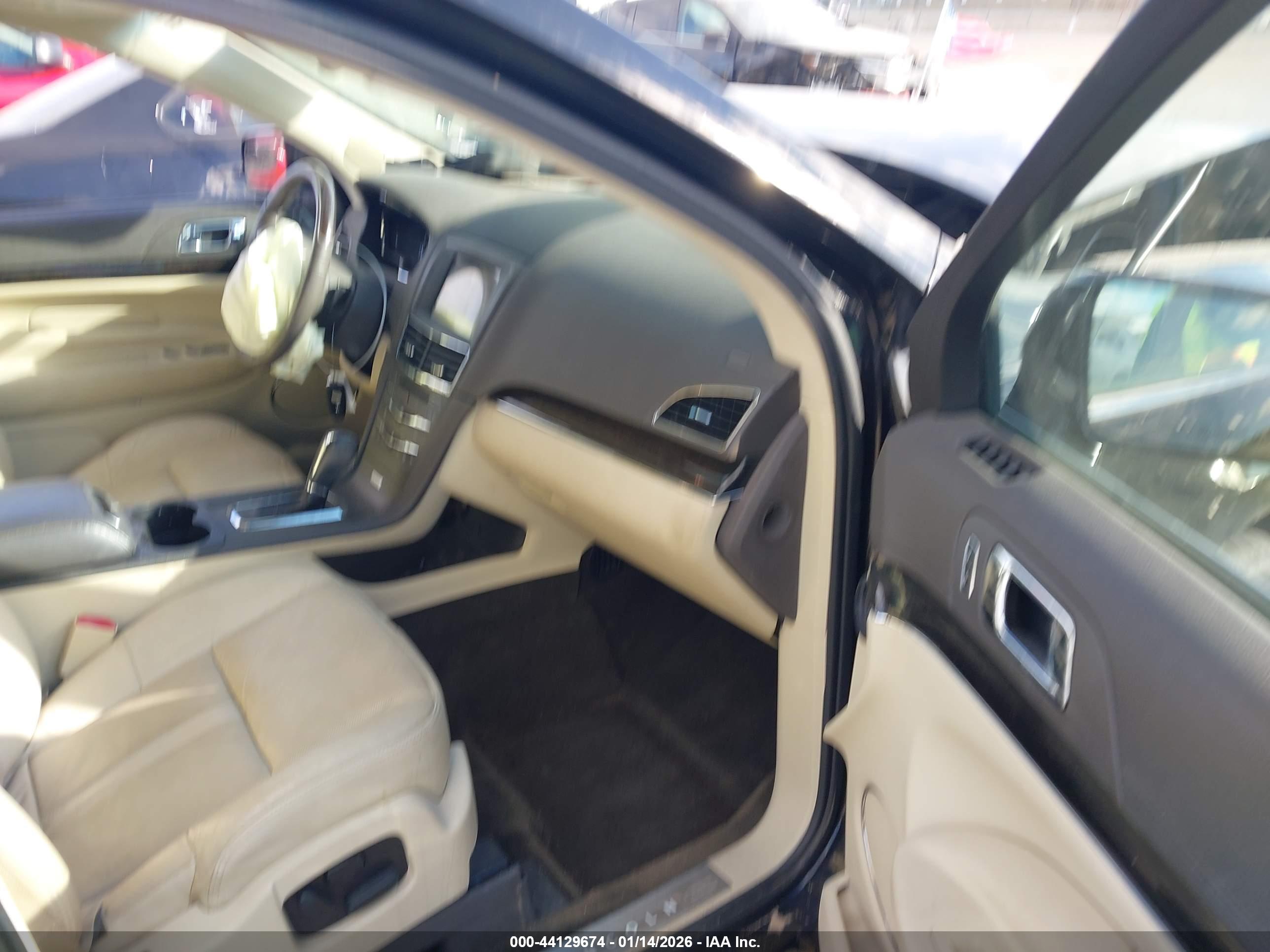 LINCOLN MKT image 5