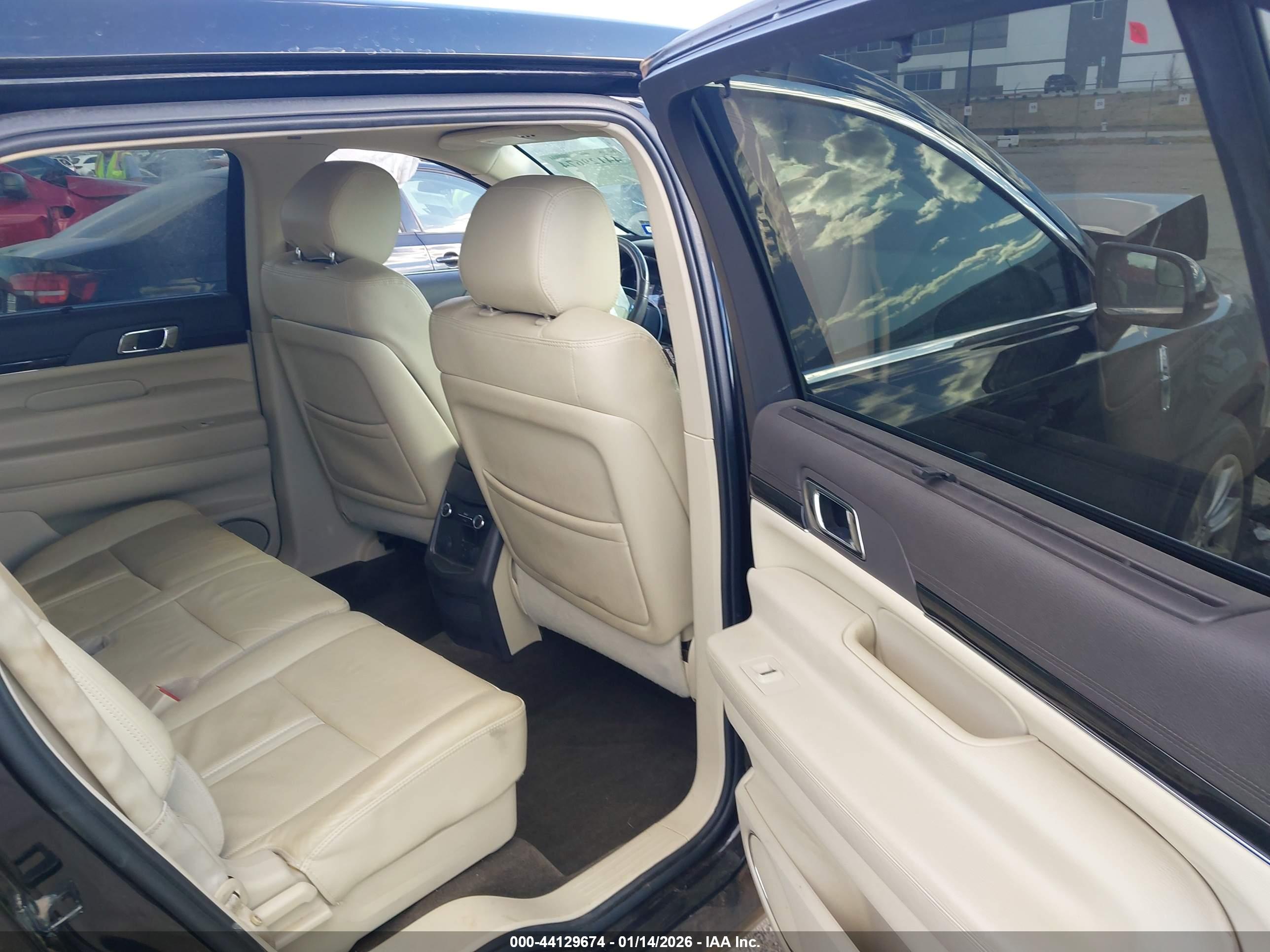 LINCOLN MKT image 8