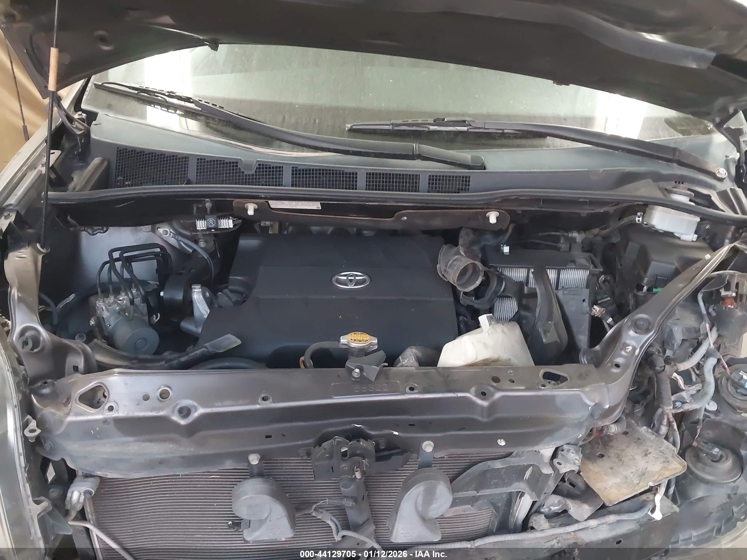 TOYOTA SIENNA image 10