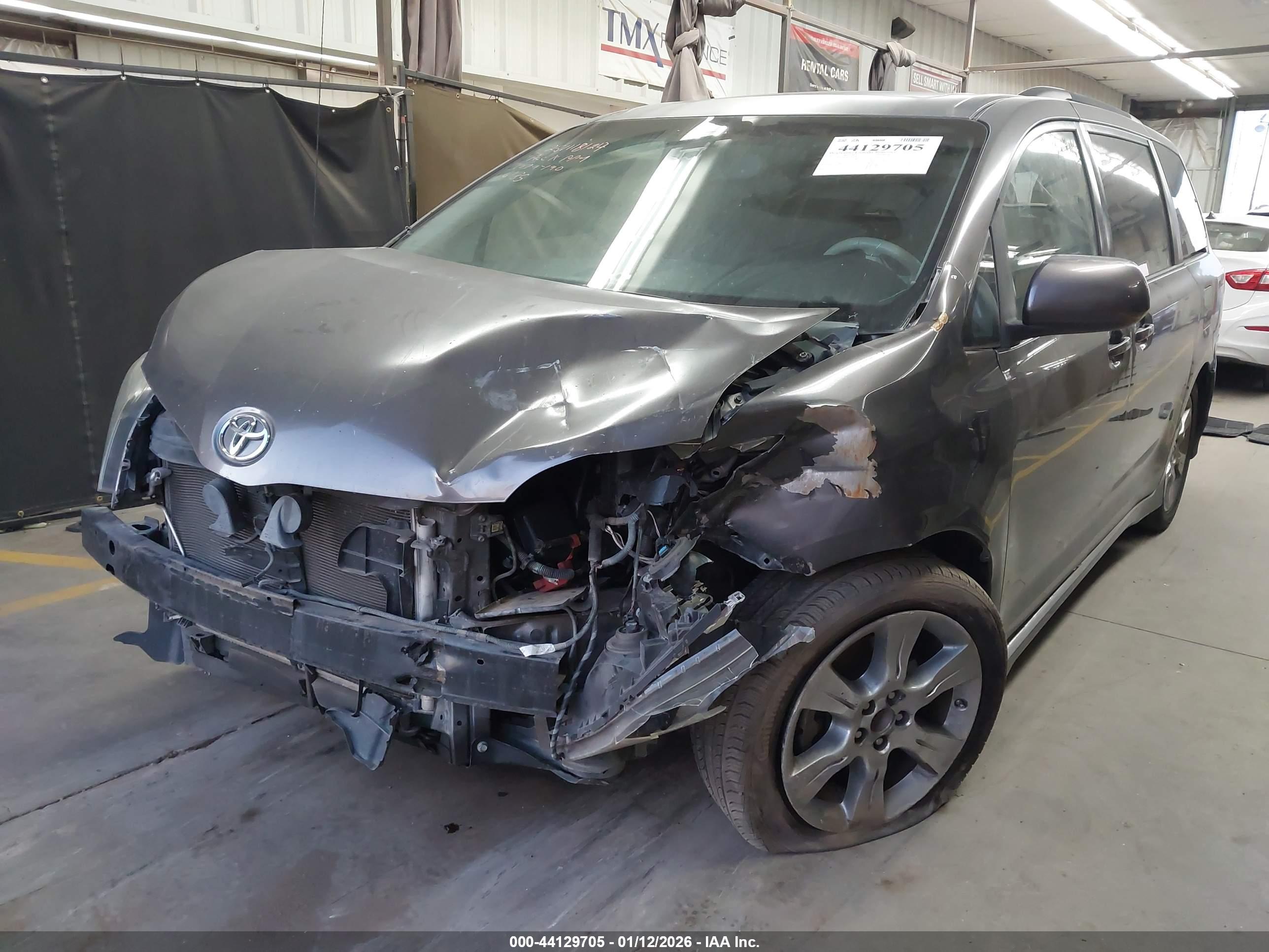 TOYOTA SIENNA image 2