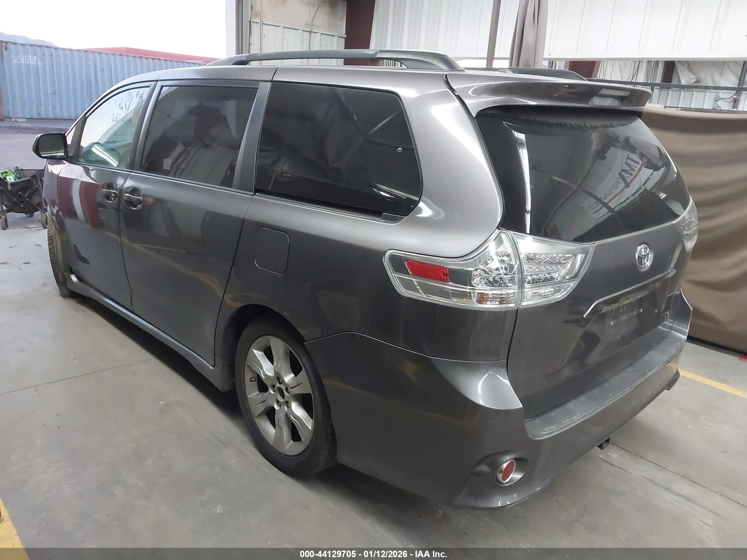 TOYOTA SIENNA image 3